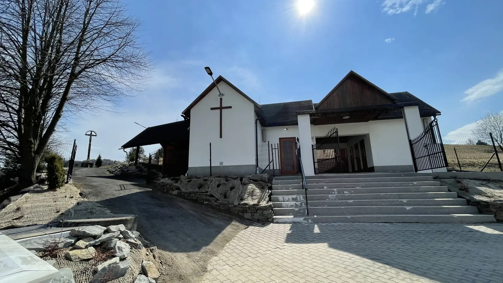 Posledná rozlúčka so Štefanom Libiakom, ktorý bol takmer tri týždne nezvestný. napokon ho našli v blízkom lese obeseného. Zomrel postojačky.