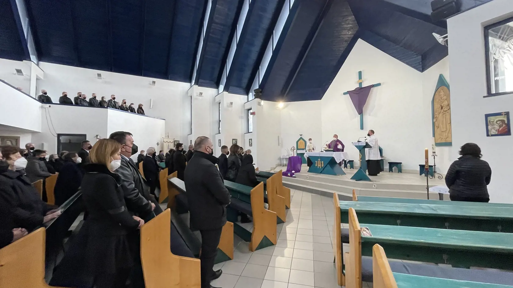 Posledná rozlúčka so Štefanom Libiakom, ktorý bol takmer tri týždne nezvestný. napokon ho našli v blízkom lese obeseného. Zomrel postojačky.