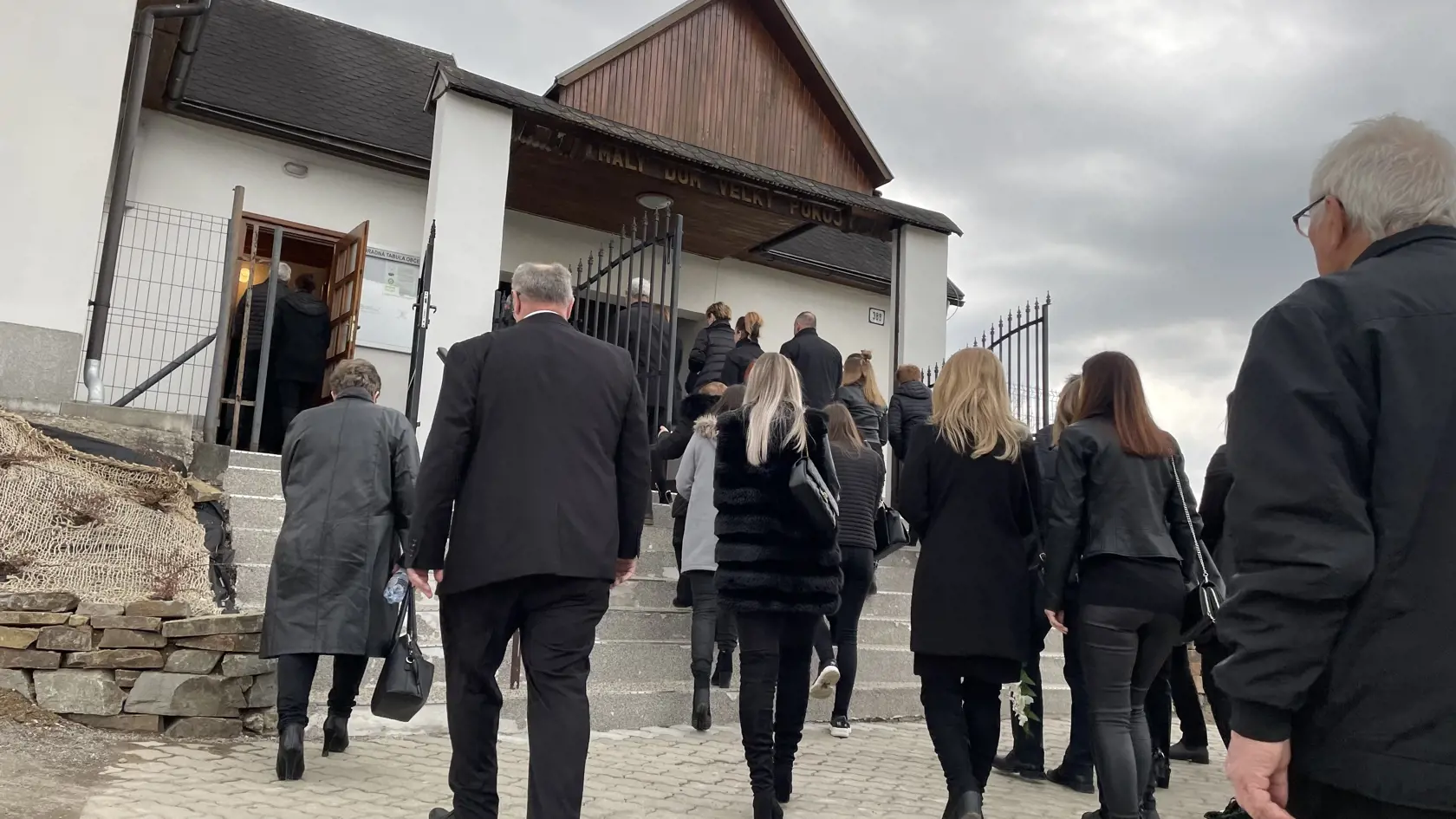 Posledná rozlúčka so Štefanom Libiakom, ktorý bol takmer tri týždne nezvestný. napokon ho našli v blízkom lese obeseného. Zomrel postojačky.