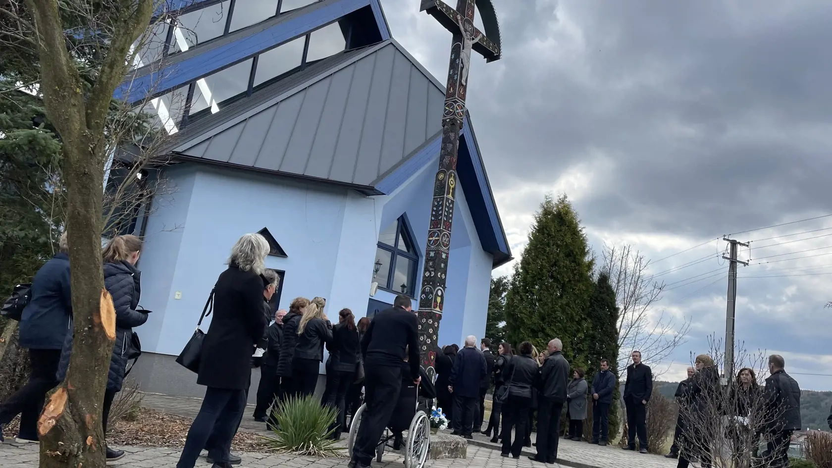 Posledná rozlúčka so Štefanom Libiakom, ktorý bol takmer tri týždne nezvestný. napokon ho našli v blízkom lese obeseného. Zomrel postojačky.
