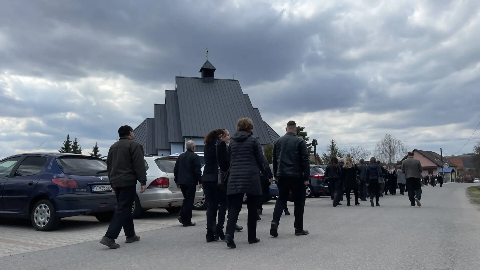 Posledná rozlúčka so Štefanom Libiakom, ktorý bol takmer tri týždne nezvestný. napokon ho našli v blízkom lese obeseného. Zomrel postojačky.