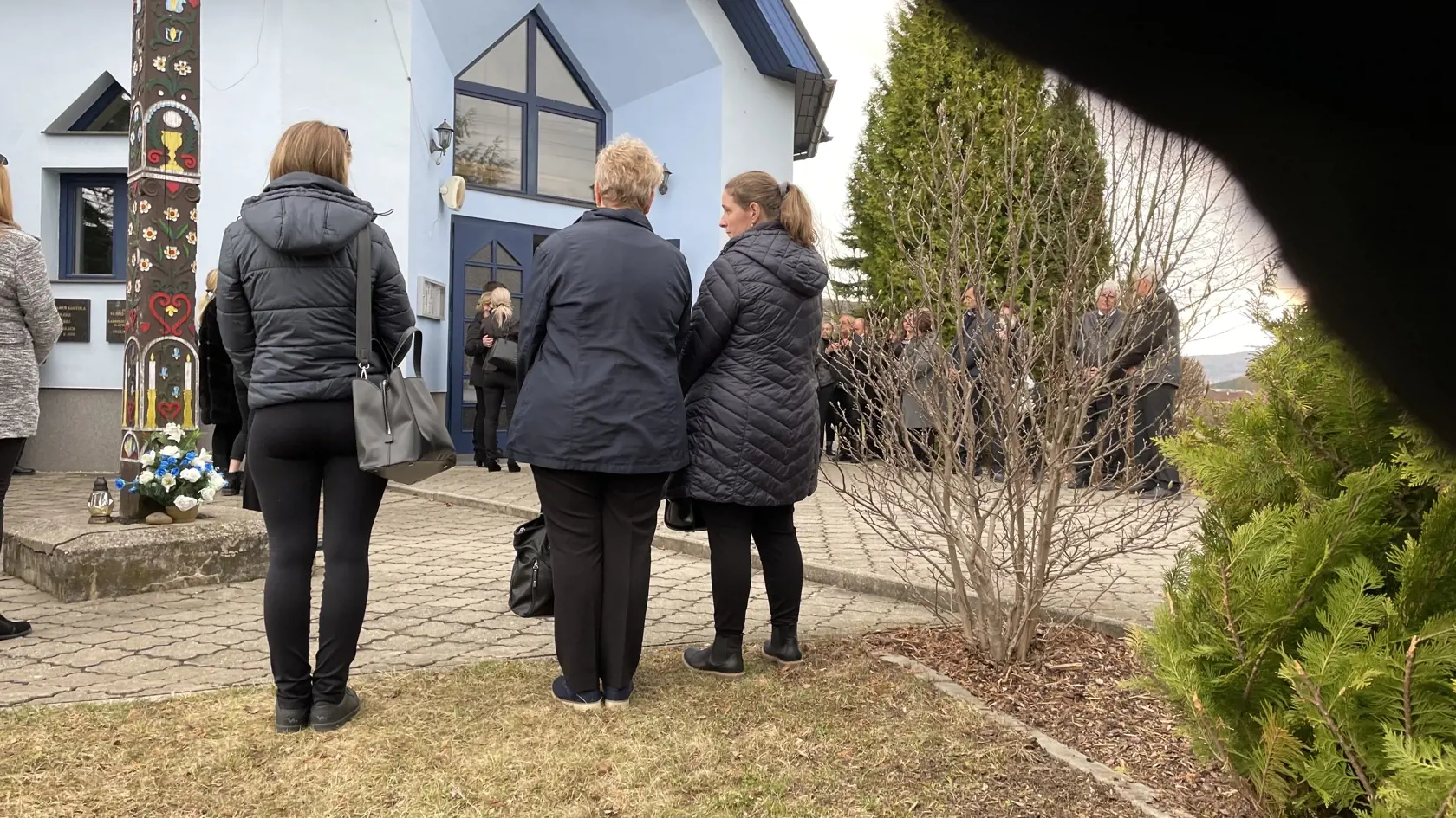 Posledná rozlúčka so Štefanom Libiakom, ktorý bol takmer tri týždne nezvestný. napokon ho našli v blízkom lese obeseného. Zomrel postojačky.