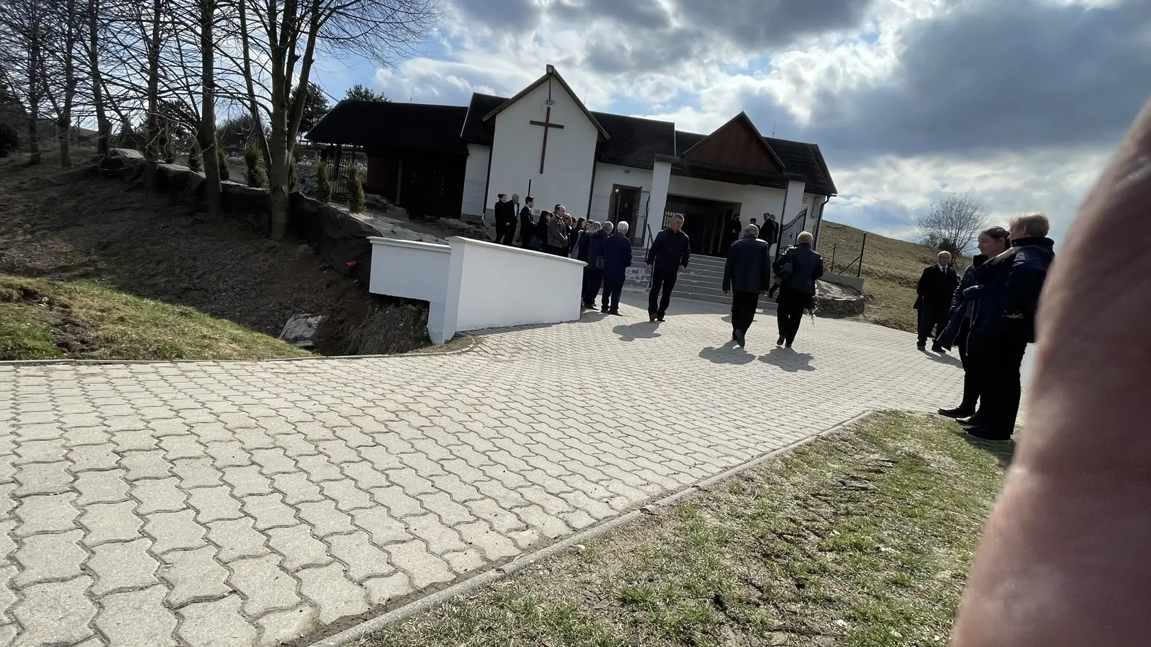 Posledná rozlúčka so Štefanom Libiakom, ktorý bol takmer tri týždne nezvestný. napokon ho našli v blízkom lese obeseného. Zomrel postojačky.