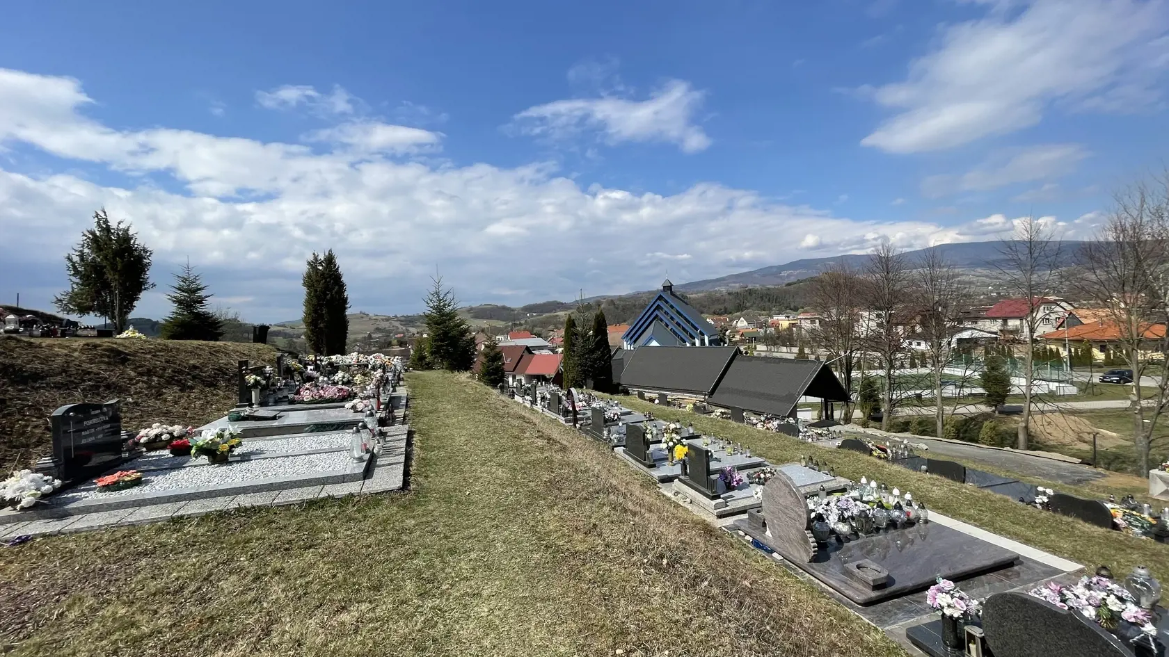 Posledná rozlúčka so Štefanom Libiakom, ktorý bol takmer tri týždne nezvestný. napokon ho našli v blízkom lese obeseného. Zomrel postojačky.
