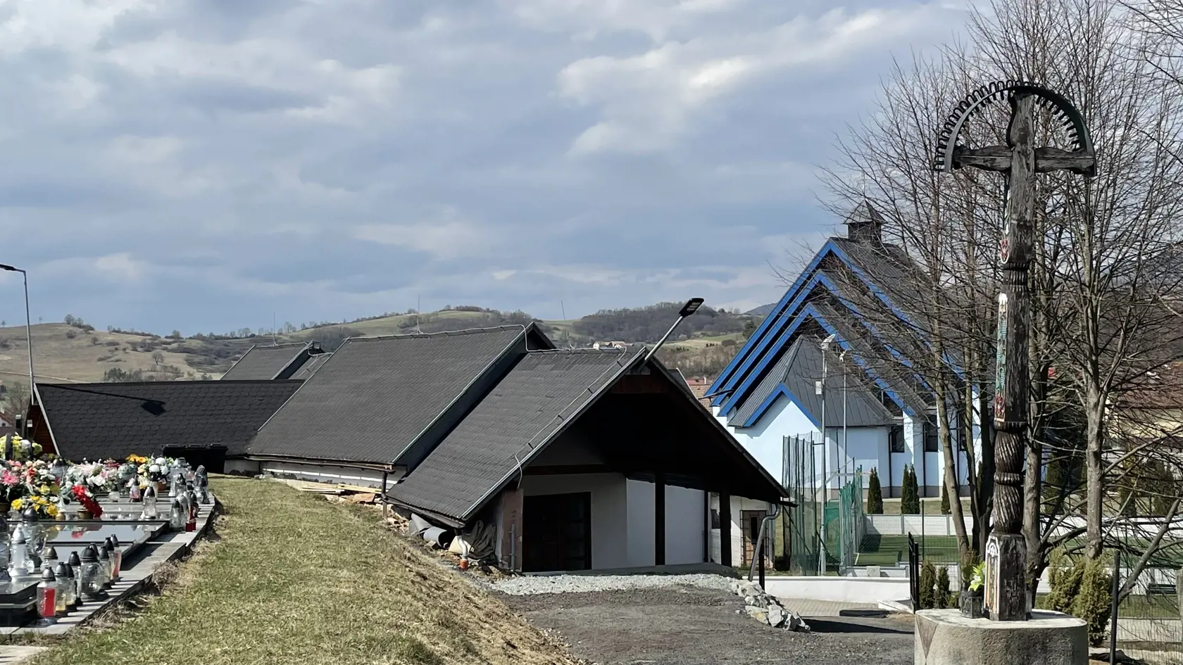 Posledná rozlúčka so Štefanom Libiakom, ktorý bol takmer tri týždne nezvestný. napokon ho našli v blízkom lese obeseného. Zomrel postojačky.