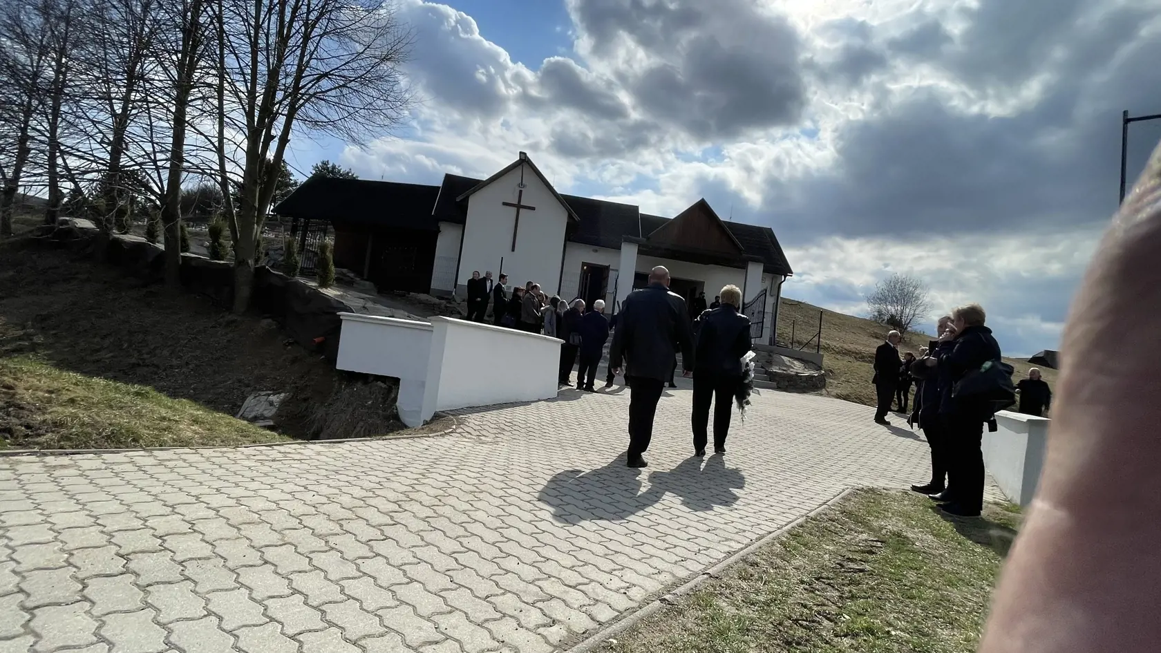 Posledná rozlúčka so Štefanom Libiakom, ktorý bol takmer tri týždne nezvestný. napokon ho našli v blízkom lese obeseného. Zomrel postojačky.