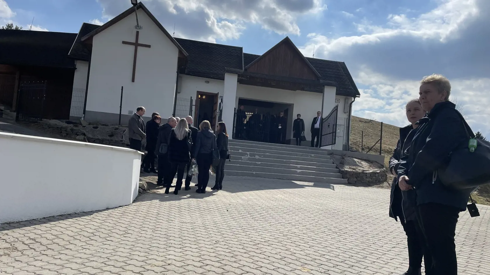 Posledná rozlúčka so Štefanom Libiakom, ktorý bol takmer tri týždne nezvestný. napokon ho našli v blízkom lese obeseného. Zomrel postojačky.