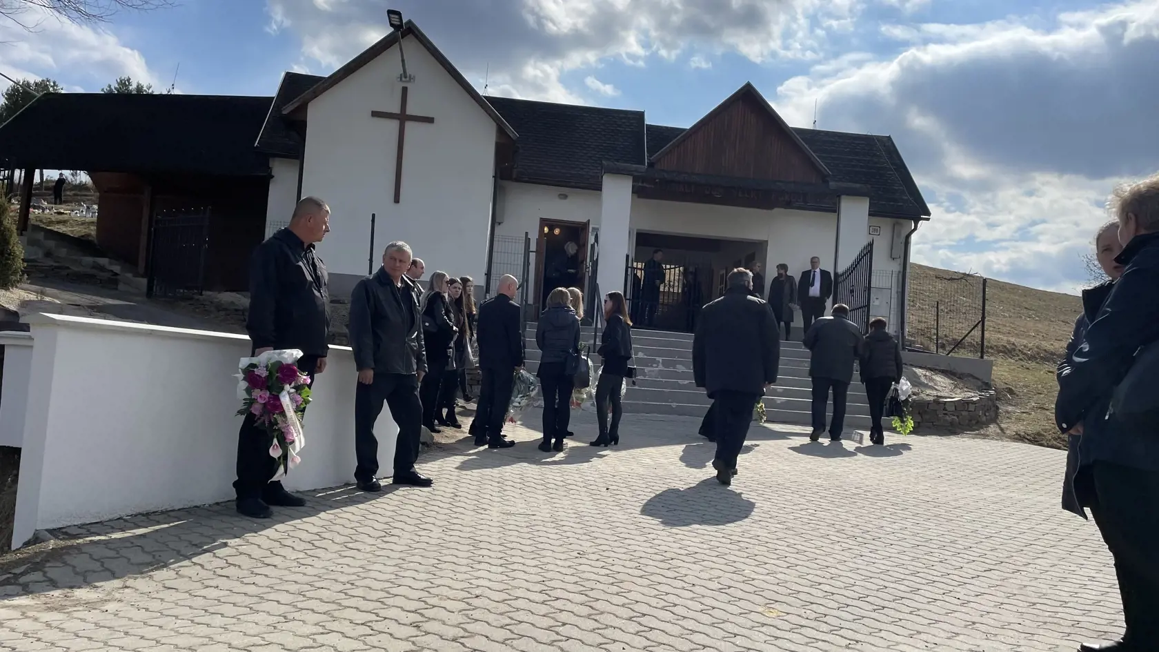 Posledná rozlúčka so Štefanom Libiakom, ktorý bol takmer tri týždne nezvestný. napokon ho našli v blízkom lese obeseného. Zomrel postojačky.