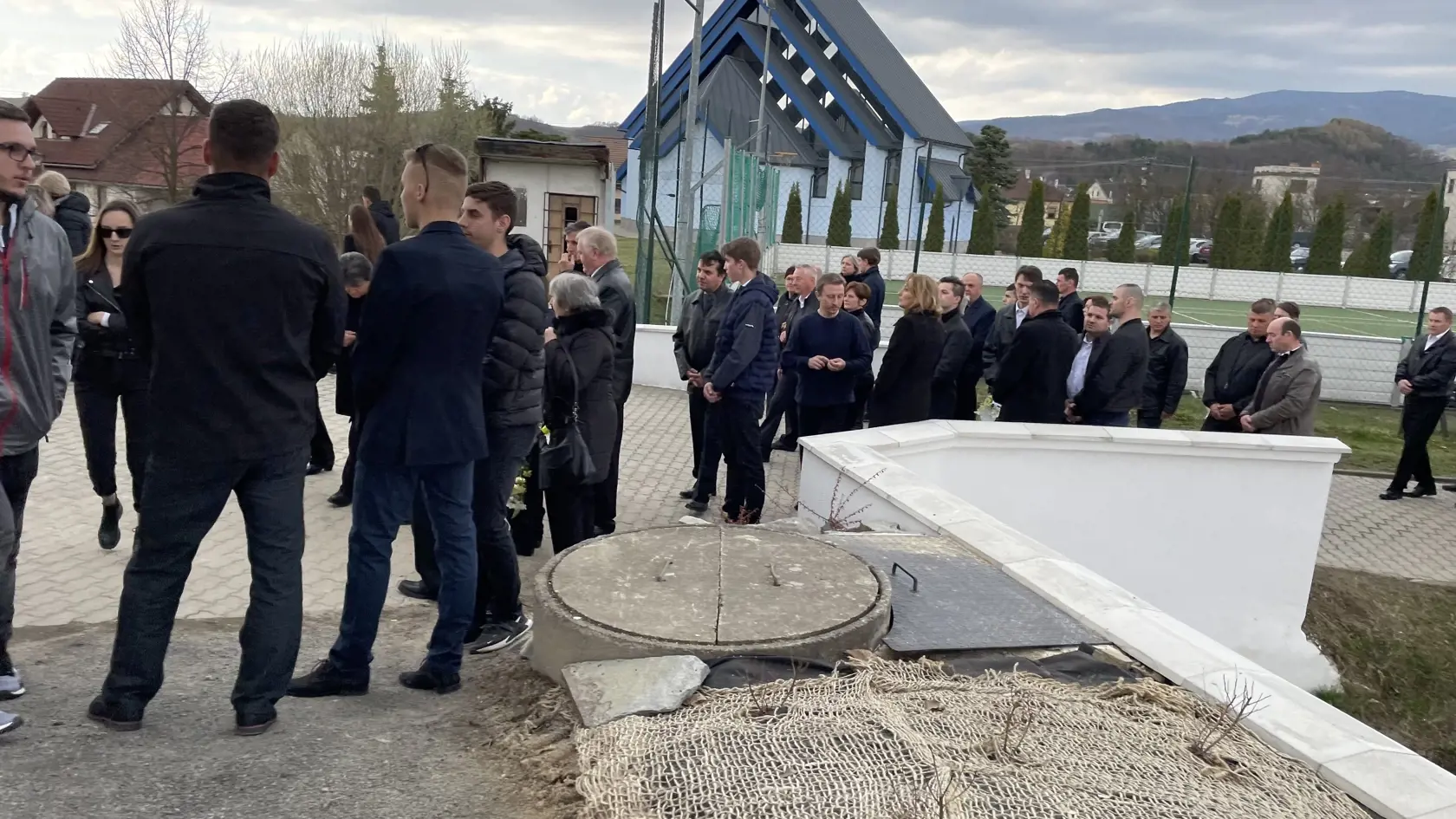 Posledná rozlúčka so Štefanom Libiakom, ktorý bol takmer tri týždne nezvestný. napokon ho našli v blízkom lese obeseného. Zomrel postojačky.
