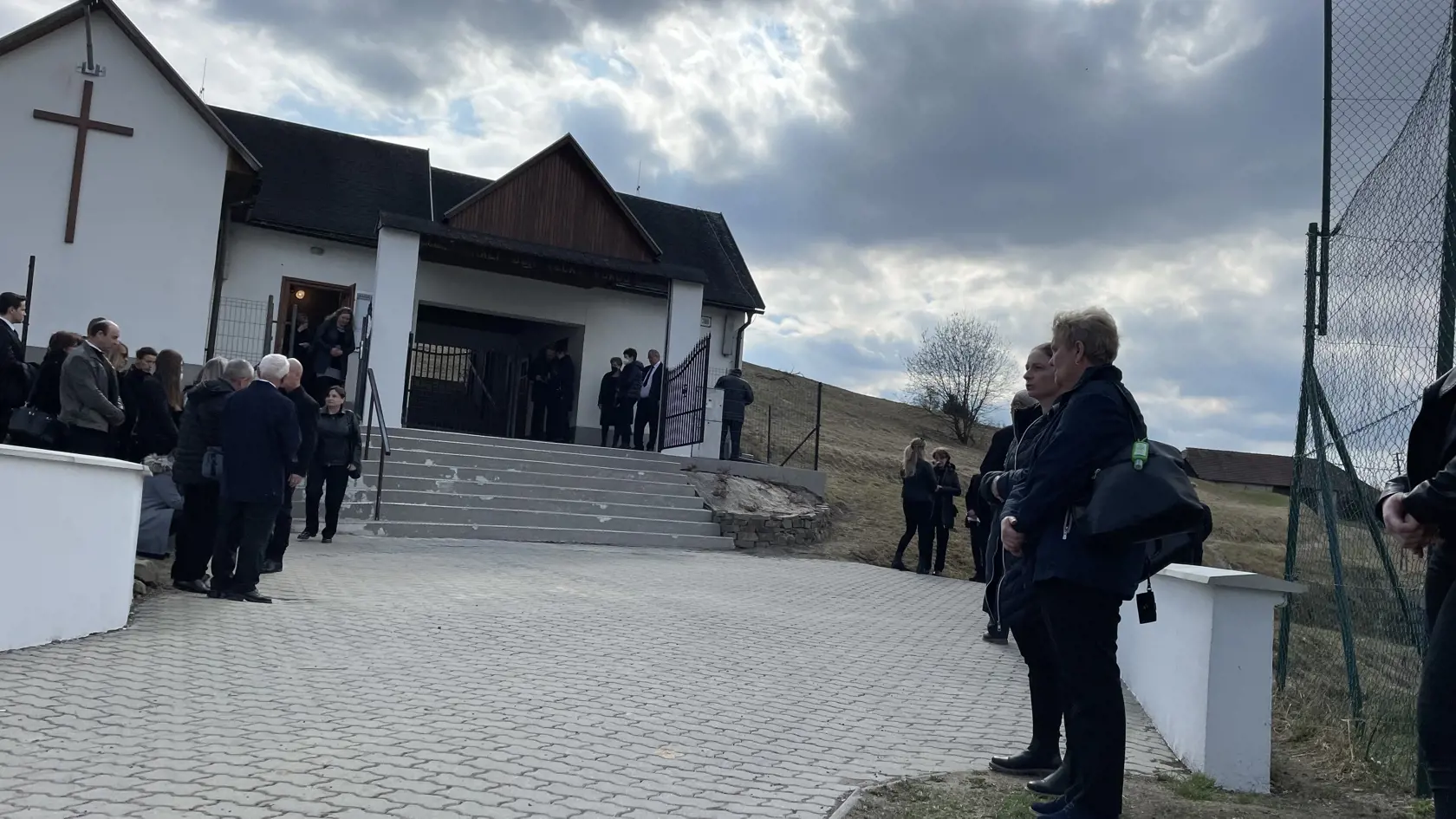 Posledná rozlúčka so Štefanom Libiakom, ktorý bol takmer tri týždne nezvestný. napokon ho našli v blízkom lese obeseného. Zomrel postojačky.