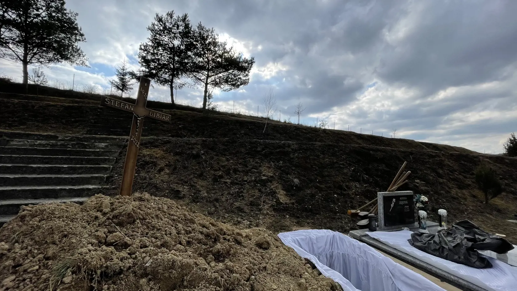 Posledná rozlúčka so Štefanom Libiakom, ktorý bol takmer tri týždne nezvestný. napokon ho našli v blízkom lese obeseného. Zomrel postojačky.