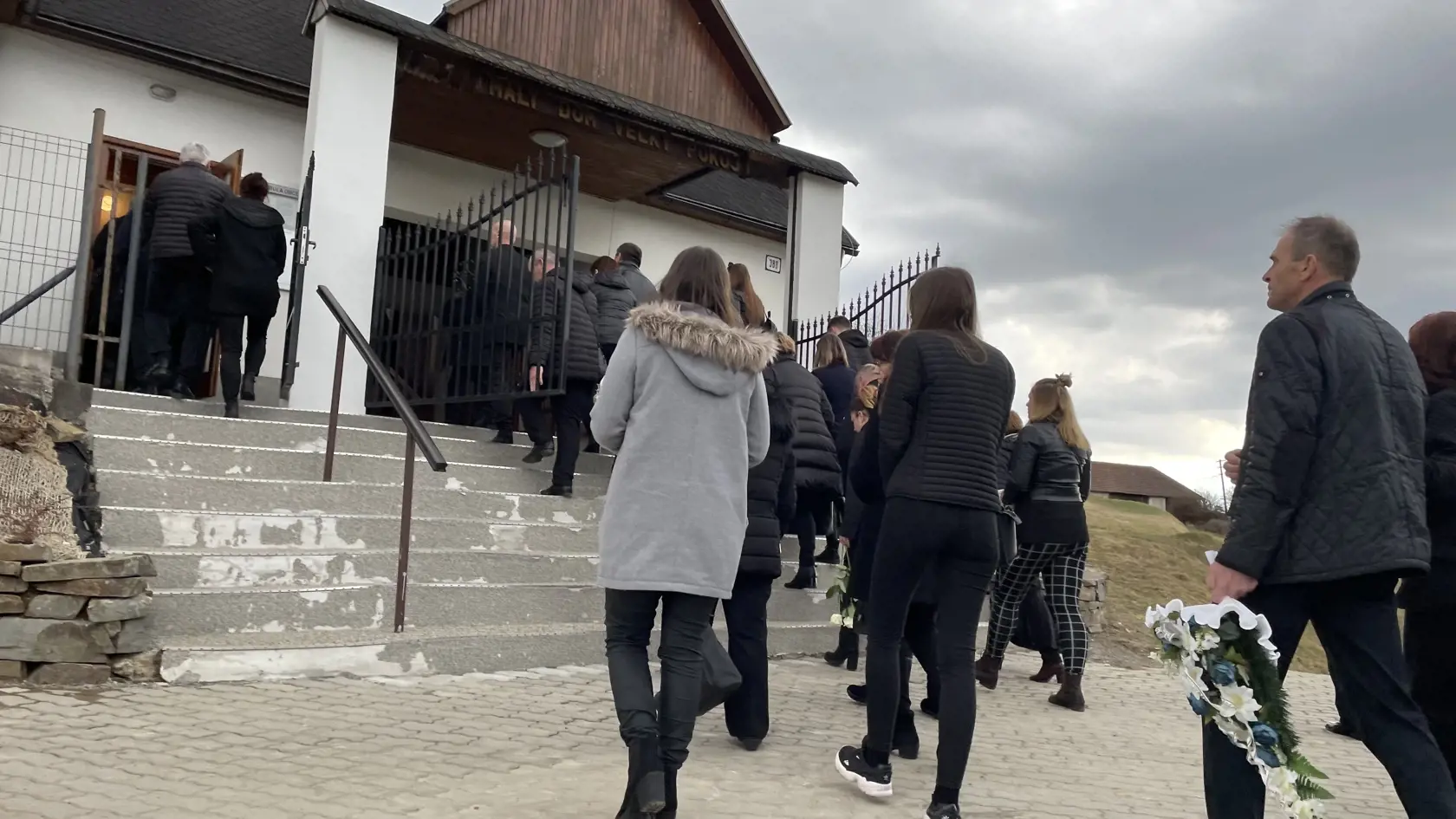 Posledná rozlúčka so Štefanom Libiakom, ktorý bol takmer tri týždne nezvestný. napokon ho našli v blízkom lese obeseného. Zomrel postojačky.