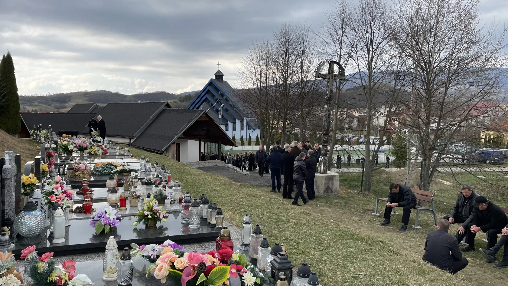 Posledná rozlúčka so Štefanom Libiakom, ktorý bol takmer tri týždne nezvestný. napokon ho našli v blízkom lese obeseného. Zomrel postojačky.