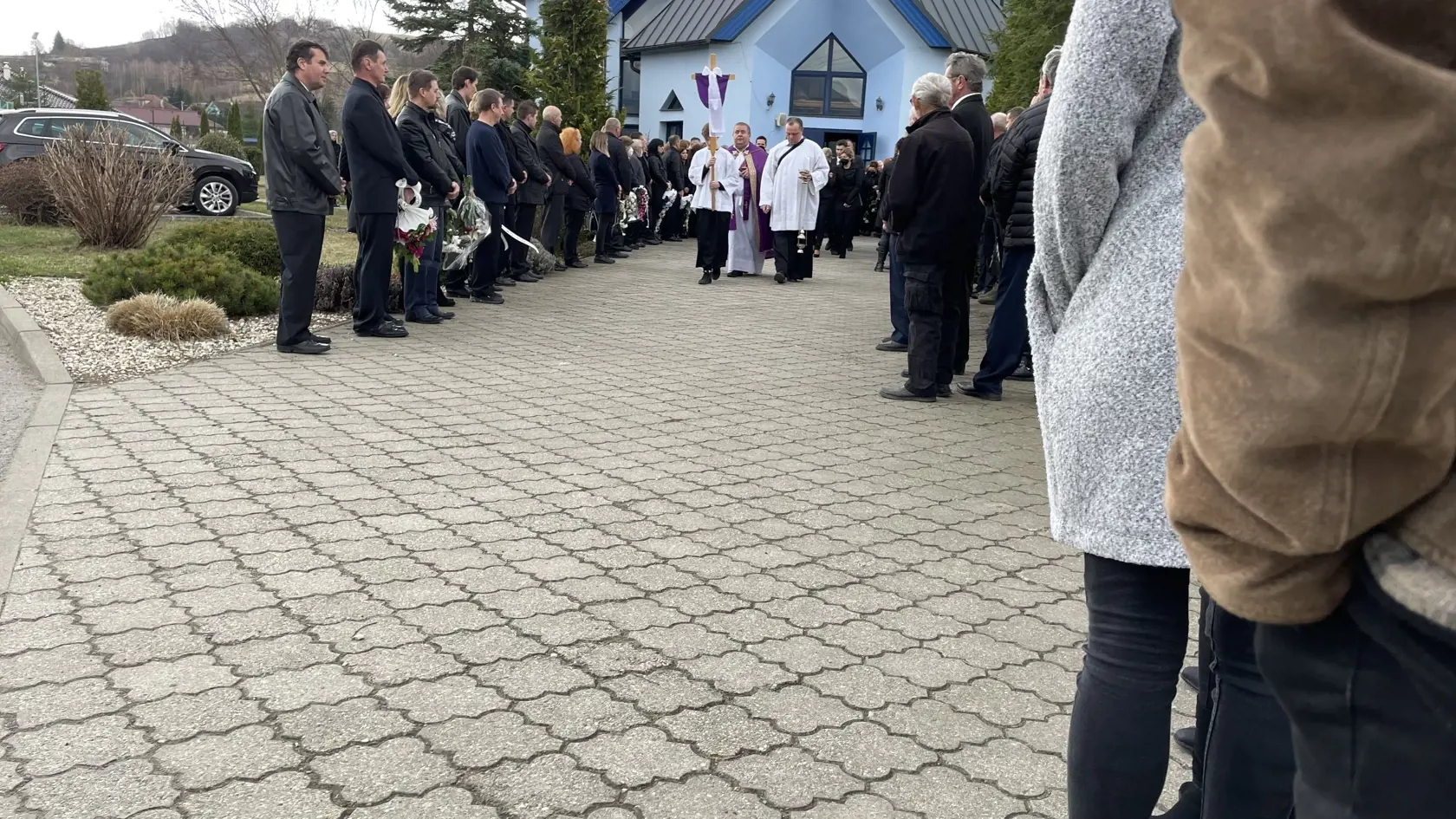 Posledná rozlúčka so Štefanom Libiakom, ktorý bol takmer tri týždne nezvestný. napokon ho našli v blízkom lese obeseného. Zomrel postojačky.