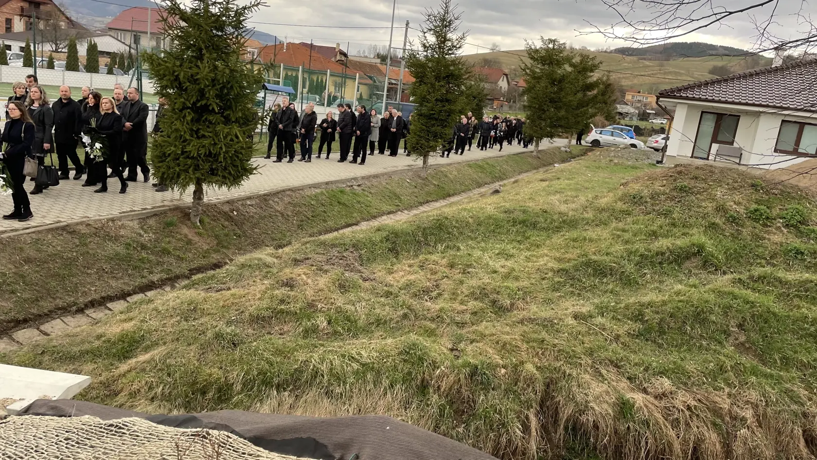 Posledná rozlúčka so Štefanom Libiakom, ktorý bol takmer tri týždne nezvestný. napokon ho našli v blízkom lese obeseného. Zomrel postojačky.
