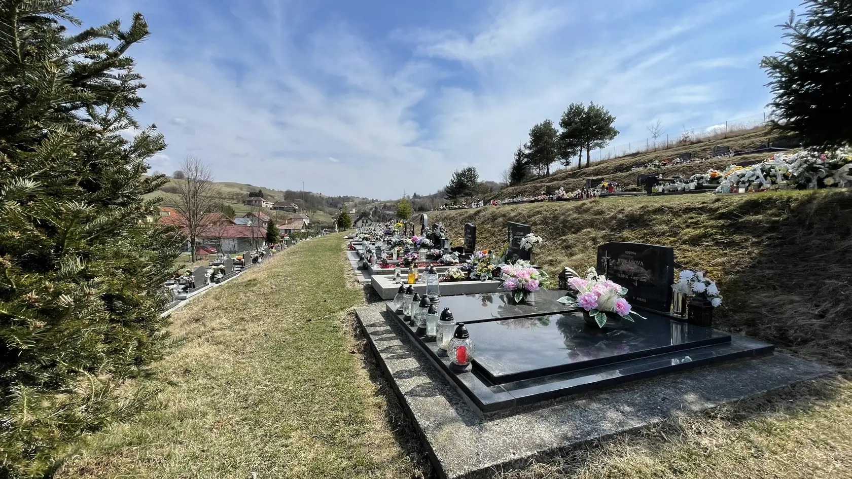 Posledná rozlúčka so Štefanom Libiakom, ktorý bol takmer tri týždne nezvestný. napokon ho našli v blízkom lese obeseného. Zomrel postojačky.