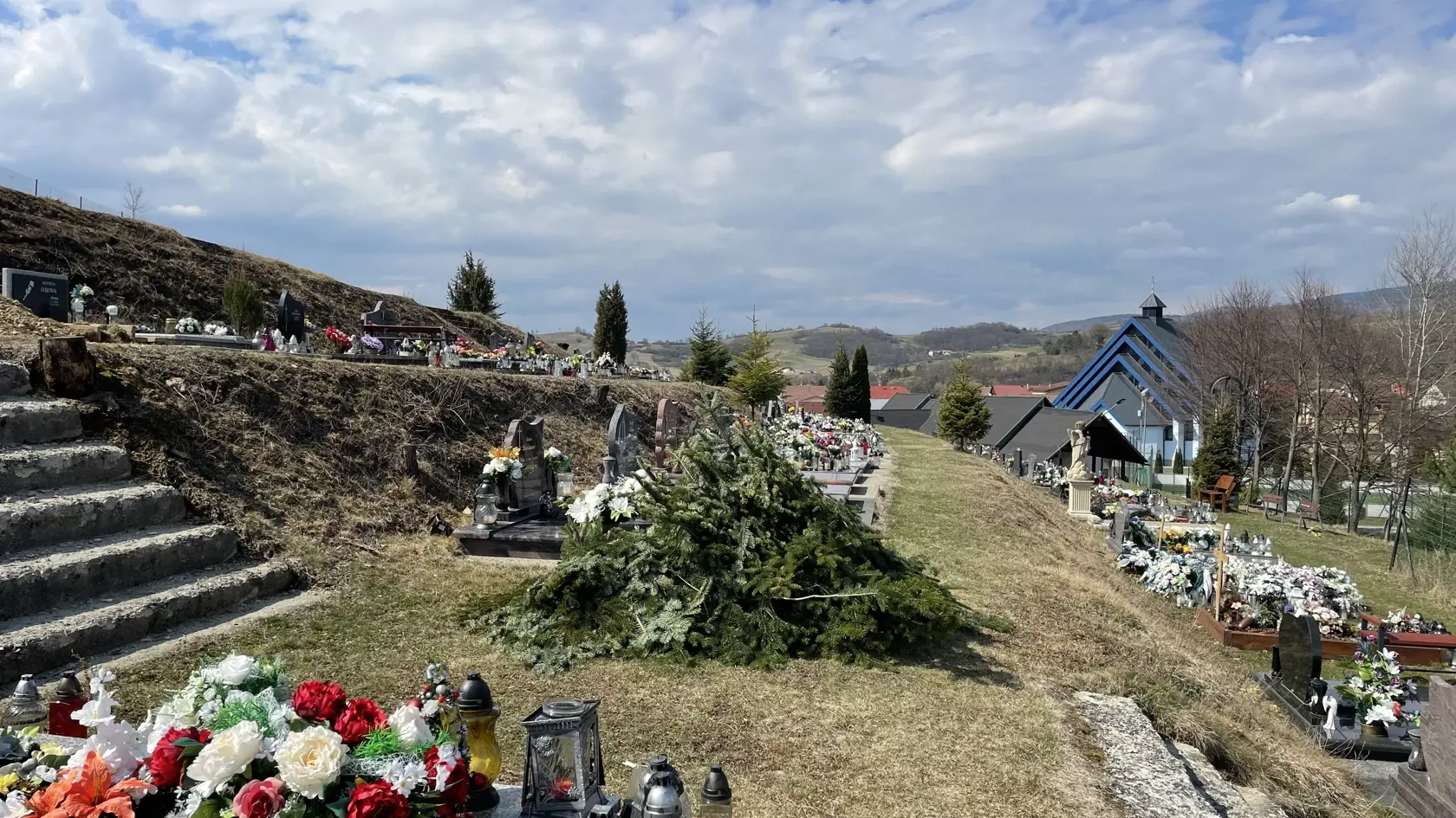 Posledná rozlúčka so Štefanom Libiakom, ktorý bol takmer tri týždne nezvestný. napokon ho našli v blízkom lese obeseného. Zomrel postojačky.