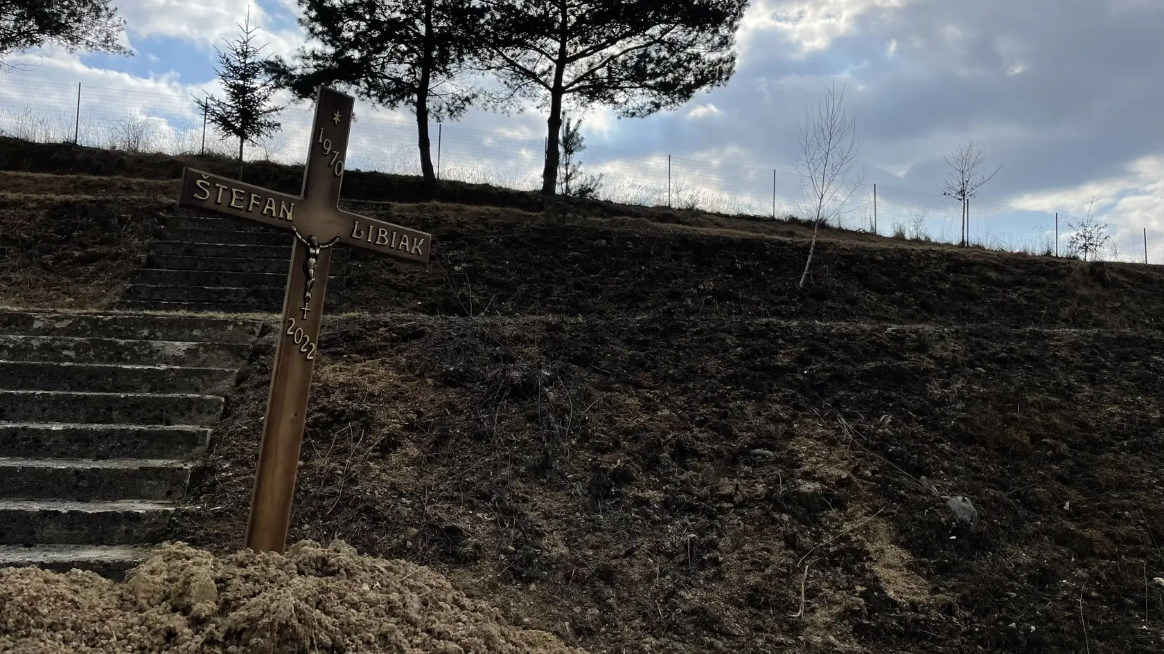 Posledná rozlúčka so Štefanom Libiakom, ktorý bol takmer tri týždne nezvestný. napokon ho našli v blízkom lese obeseného. Zomrel postojačky.