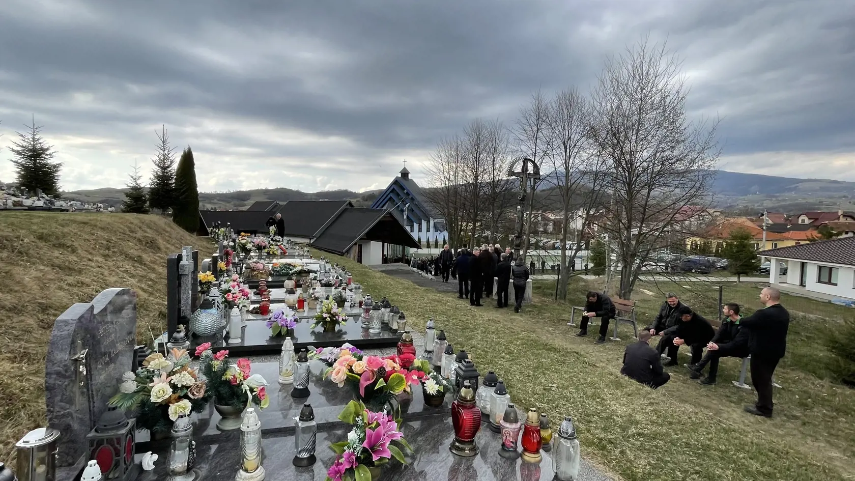 Posledná rozlúčka so Štefanom Libiakom, ktorý bol takmer tri týždne nezvestný. napokon ho našli v blízkom lese obeseného. Zomrel postojačky.