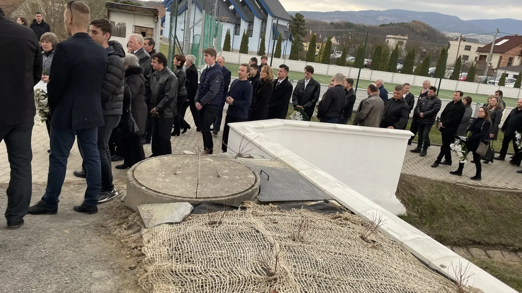 Posledná rozlúčka so Štefanom Libiakom, ktorý bol takmer tri týždne nezvestný. napokon ho našli v blízkom lese obeseného. Zomrel postojačky.