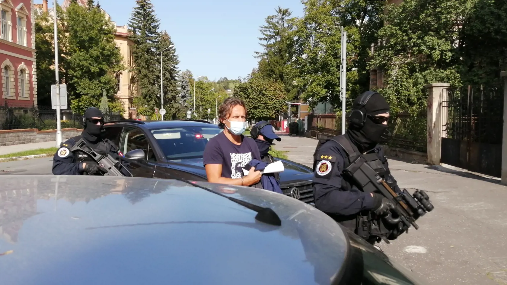 Príchod Ľudovíta Makóa na Špecializovaný trestný súd, ktorý rozhodne o jeho vzatí, alebo nevzatí do vyšetrovacej väzby.