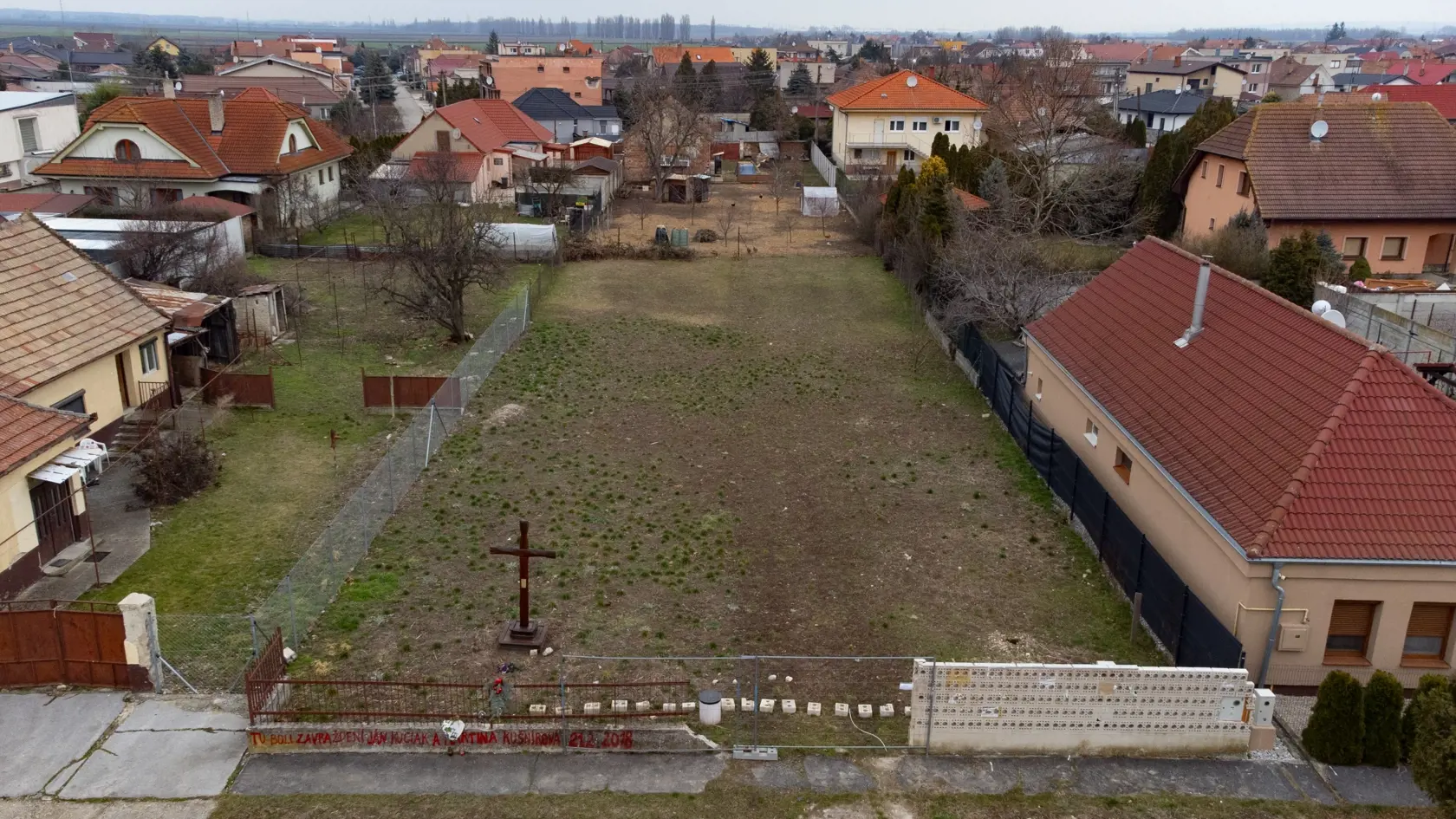 Pozemok v obci Veľká Mača, na ktorom pôvodne stál rodinný dom investigatívneho novinára jána Kuciaka a jeho snúbenice Martiny Kušnírovej, ktorí sa stali obeťou úkladnej vraždy.