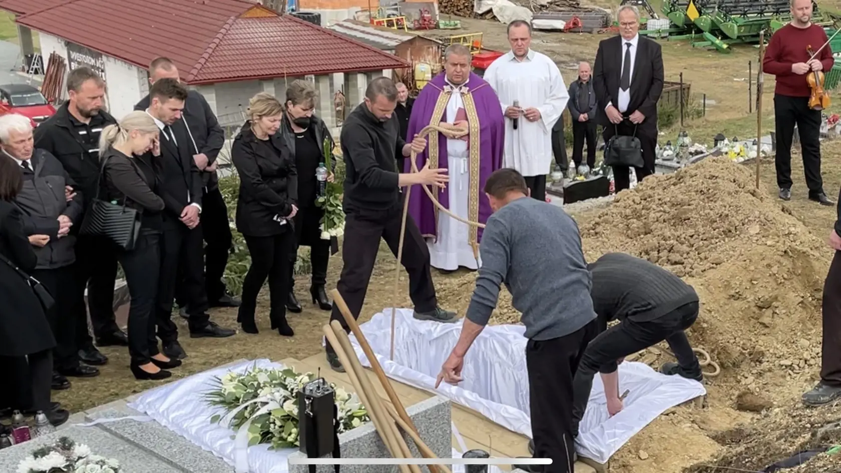 Rozlúčka so Štefanom Libiakom na cintoríne v Korytárkach.
