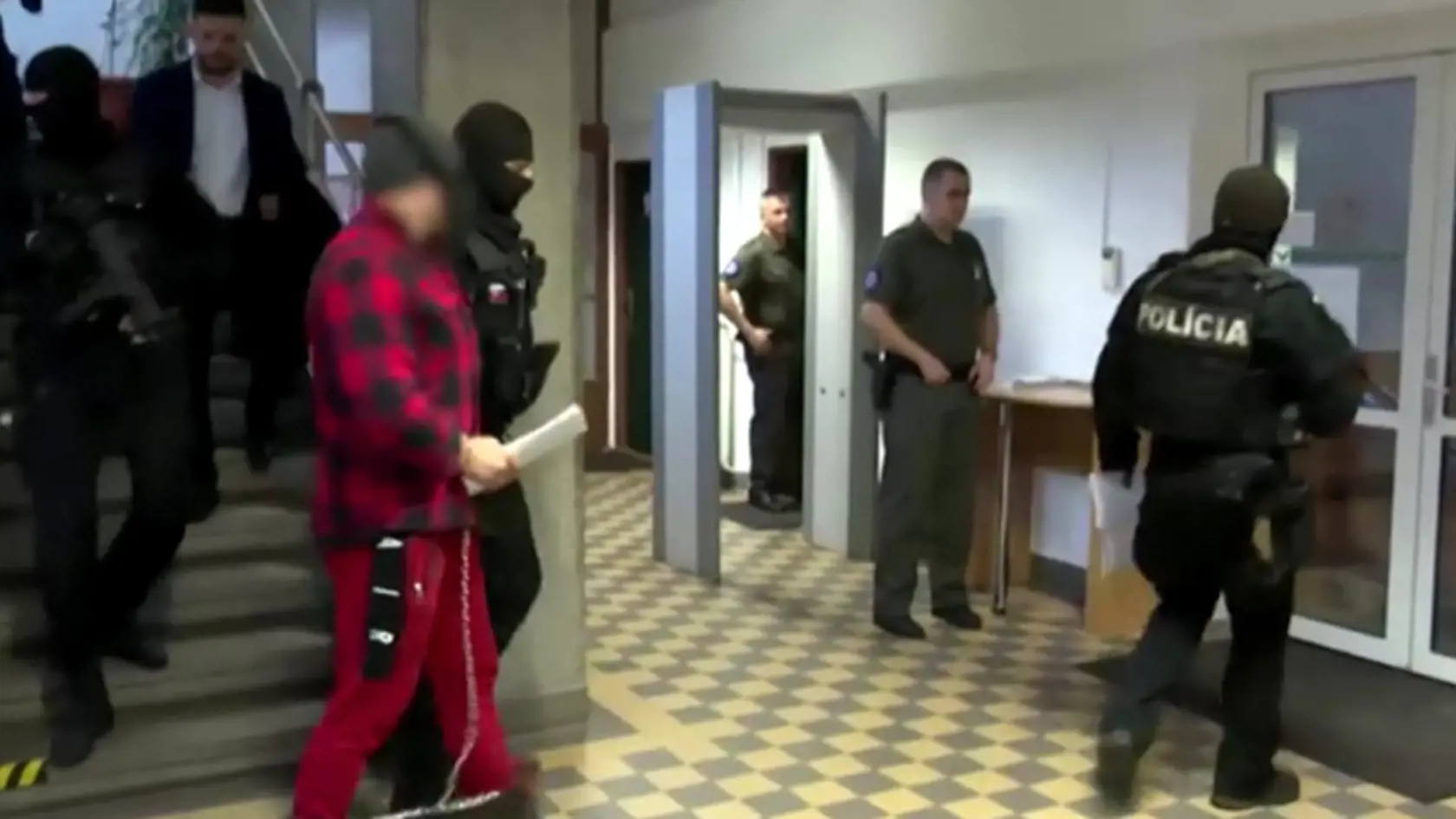 Mladík, ktorý bol už päťkrát trestaný za násilné činy, tvrdí, že si u neho igelitku s najdôležitejšími časťami zbraní zabudol neznámy muž.