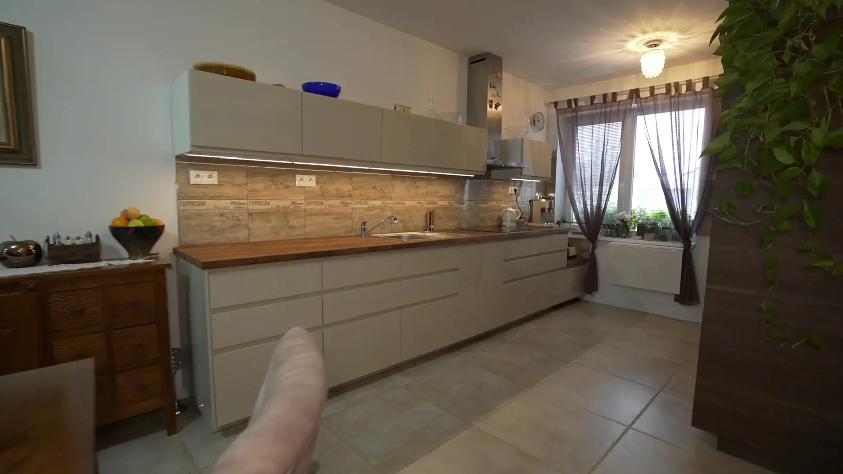 Bývanie Renáty Názlerovej: Kuchyňu ladila do béžovej farby.