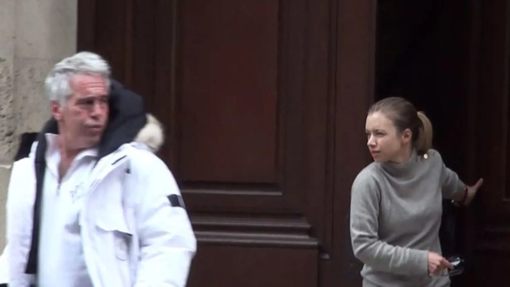 Epstein vychádza zo svojho sídla v New Yorku.
