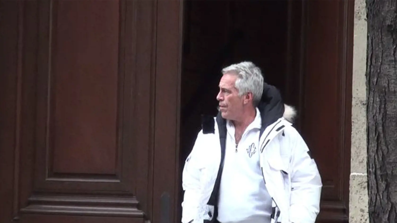 Epstein vychádza zo svojho sídla v New Yorku.