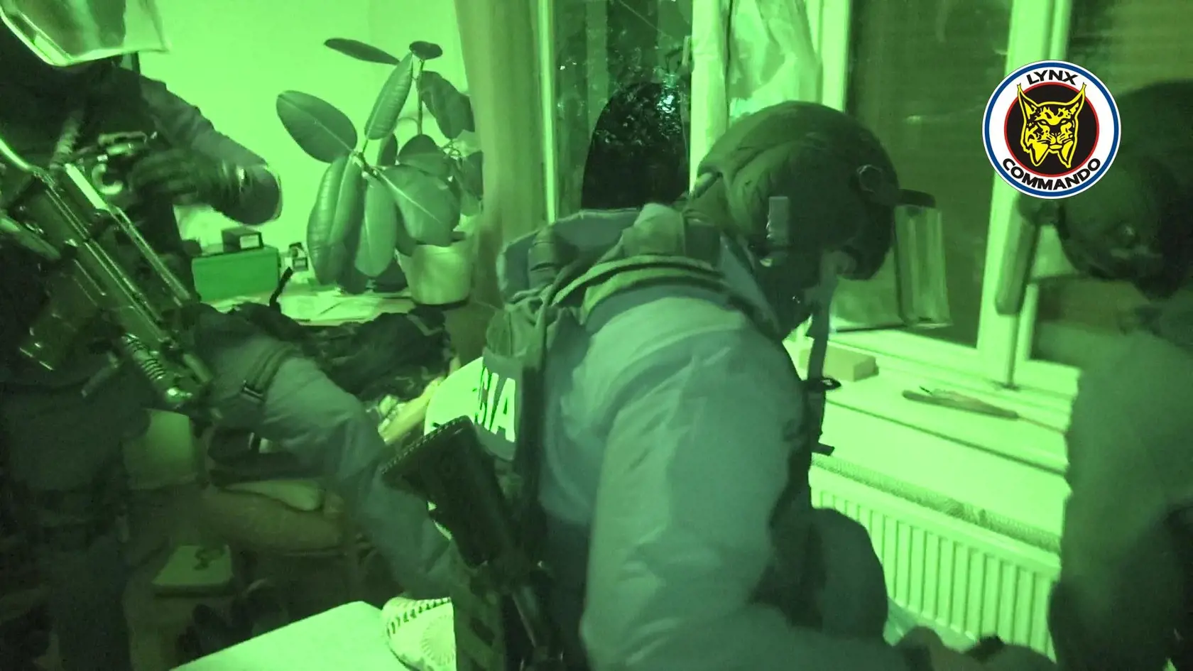Pripravení: Policajto vtrhli do domov podozrivých za tmy.