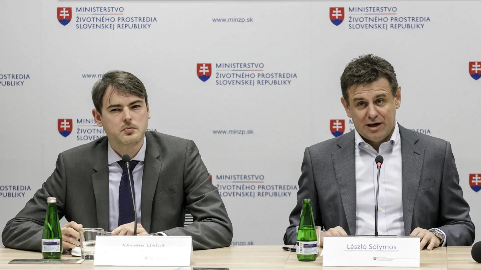 Na snímke sprava podpredseda vlády a minister životného prostredia SR László Sólymos a riaditeľ Inštitútu environmentálnej politiky Milan Haluš počas tlačovej konferencie k odštartovaniu prác na zefektívňovaní odhaľovania nelegálnych výrubov v národných parkoch v Bratislave 17. decembra 2019. FOTO TASR – Dano Veselský