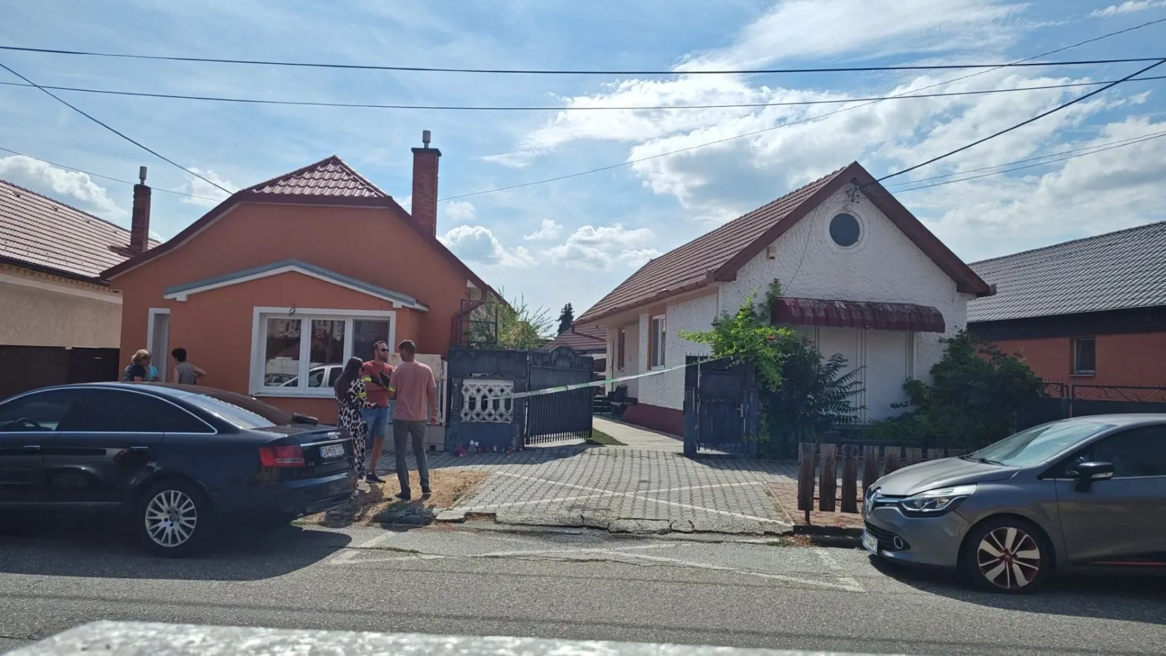 Polícia zasahuje v rodinnom dome vo Veľkom Mederi, kde našli nebohé telo Cynthie.