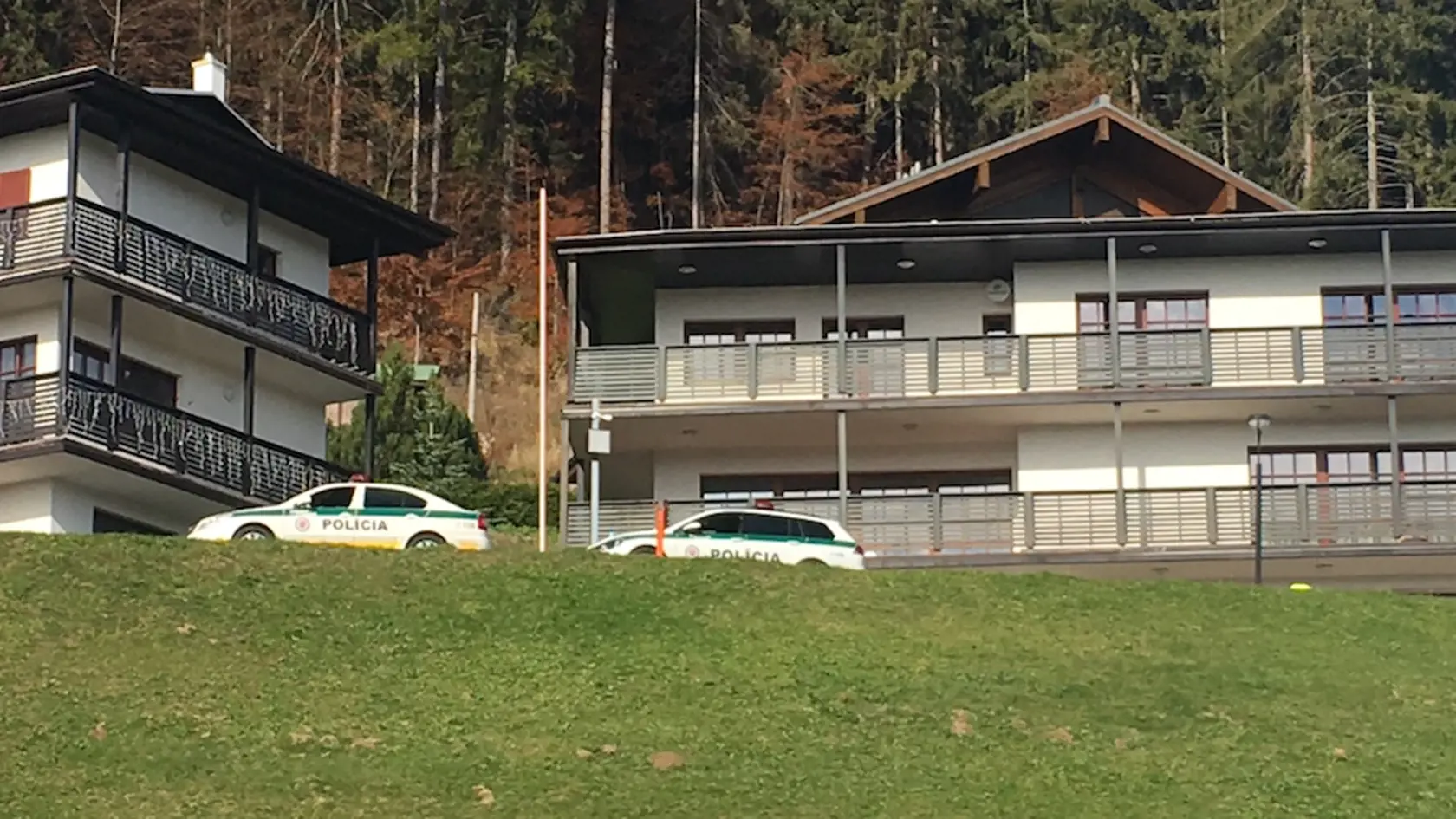 Polícia opáskovala chatu Mariána Kočnera na Donovaloch, razia je už od rána. 