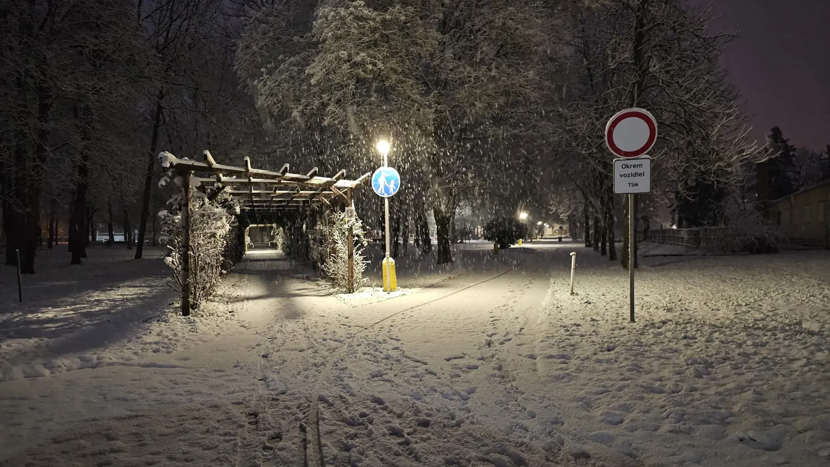 Gemer a Novohrad sa prebúdzajú do  zasneženého rána. Aj okolo 6:30 ešte na mnohých miestach sneží, ale počas dňa by malo sneženie prestať. Pozor hlavne na cestách, keďže na mnohých je sneh, informoval na sociálnej sieti portál Sobotnik.sk.