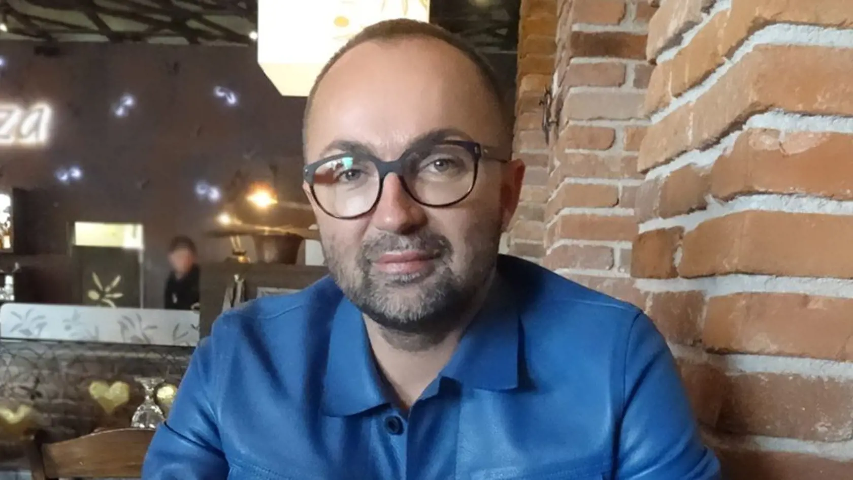 Manžel Nory, František Kabrheľ Versače bývanie svojej ženy nijako nerieši.
