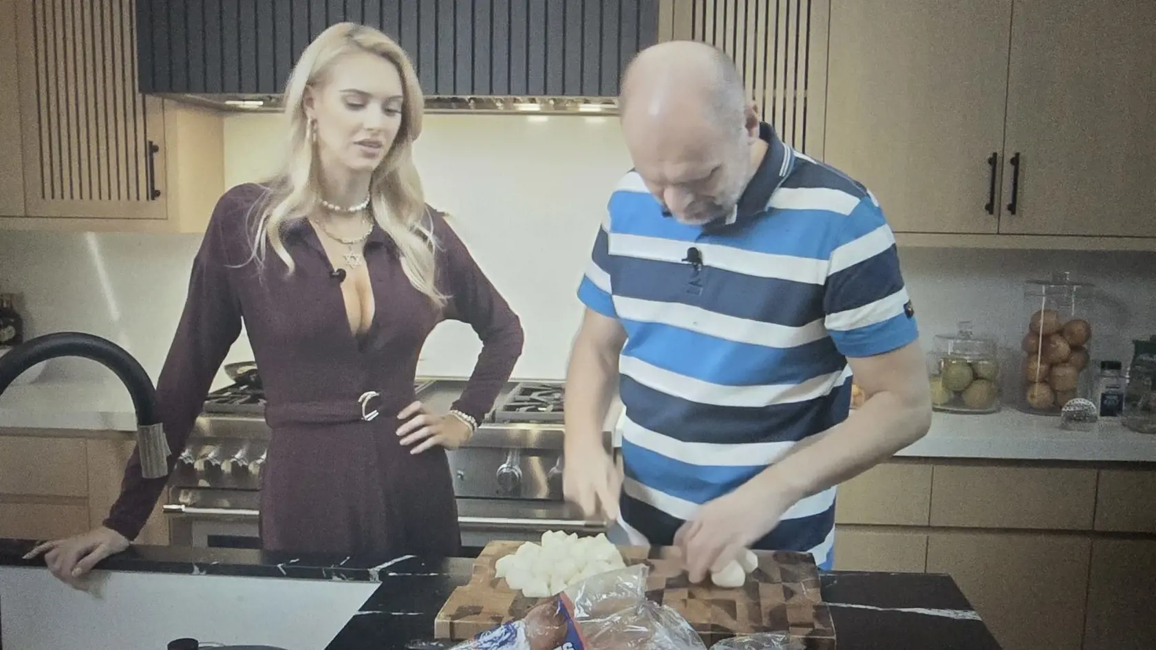 "Potom som na sociálnych sieťach začala tancovať na oldies, lebo tú hudbu milujem. A keď tancuješ, tak prsia mi skáču," povedala Veronika pričom skákala a jej prsia sa jej enormne hýbali. Na to Sulík povedal: "Ináč, keď sa na toto pozerám, tak tebe sa strašne ťažko díva do očí."