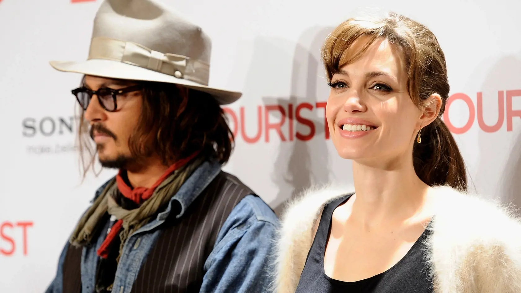 Neuveríte, čo sa šepká o Angeline Jolie: U tohto herca vraj hľadá útechu!