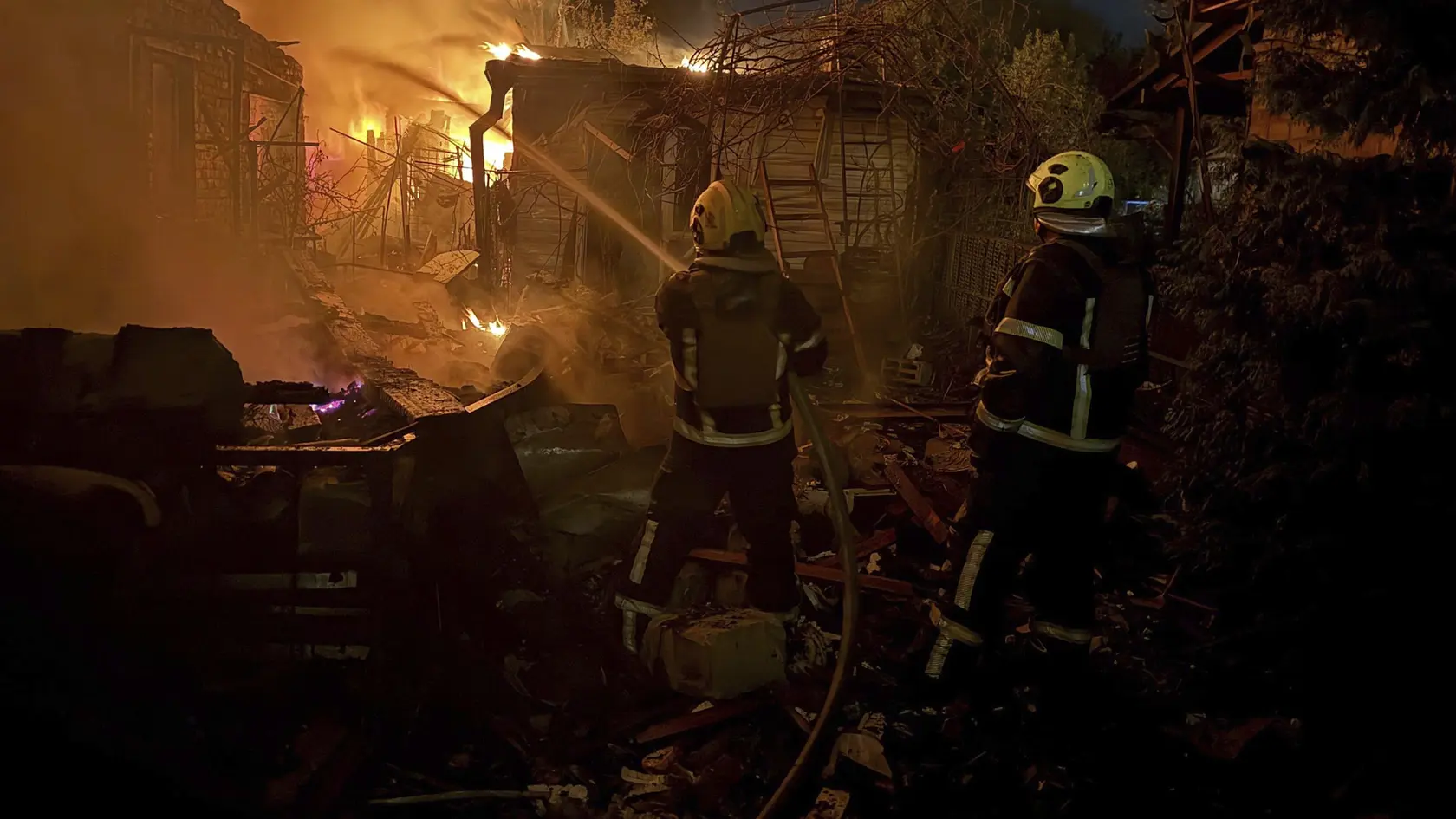 Archívne foto: Pracovníci záchranných služieb pracujú na likvidácii požiaru po ruskom útoku v Kyjeve.