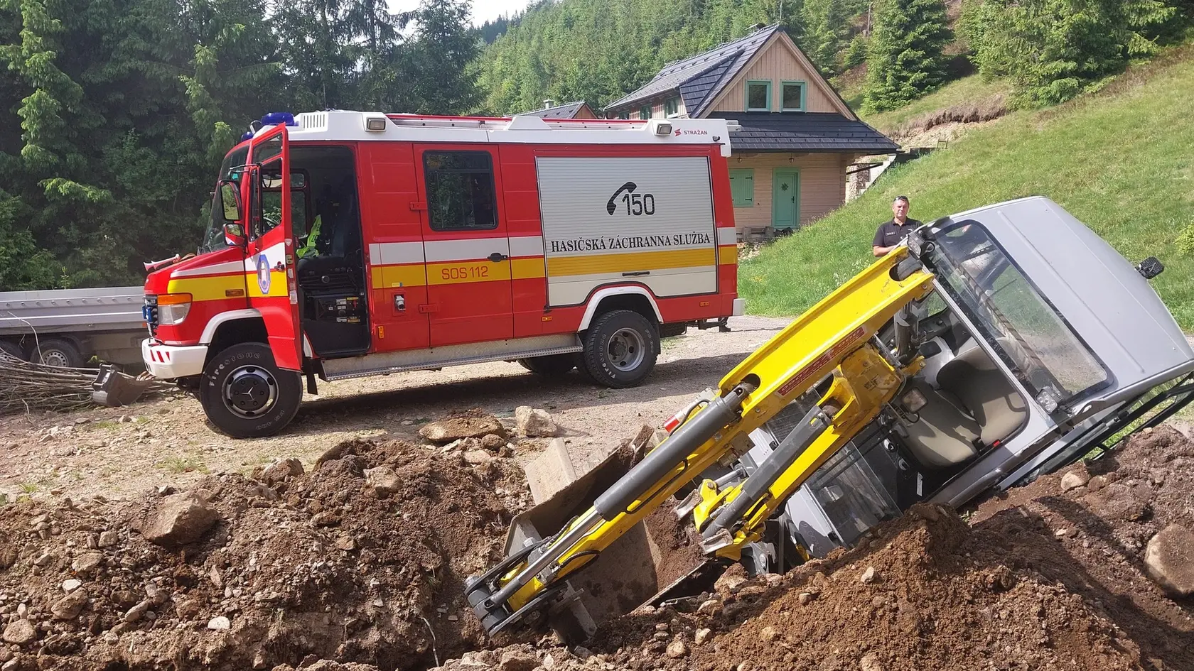 Pri prevrátení bagra vo Vyšnej Boci sa zranil muž.
