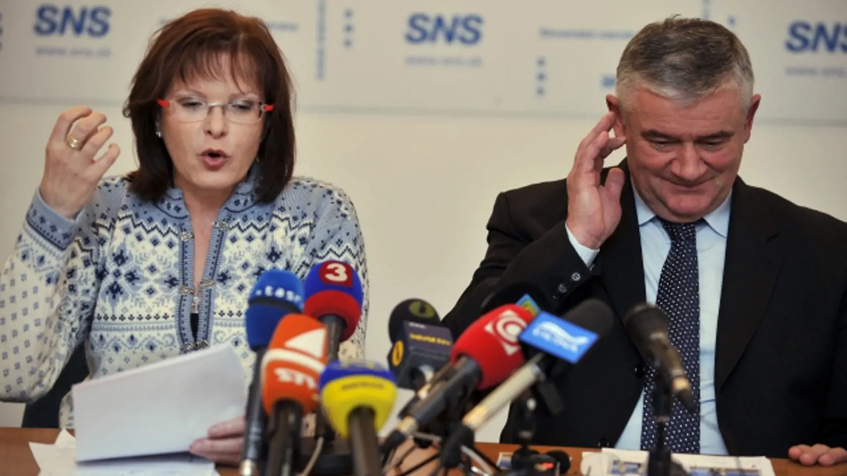 Expredseda Slovenskej národnej strany (SNS) Ján Slota a vľavo a jeho podpredsedníèka SNS Anna Belousovová