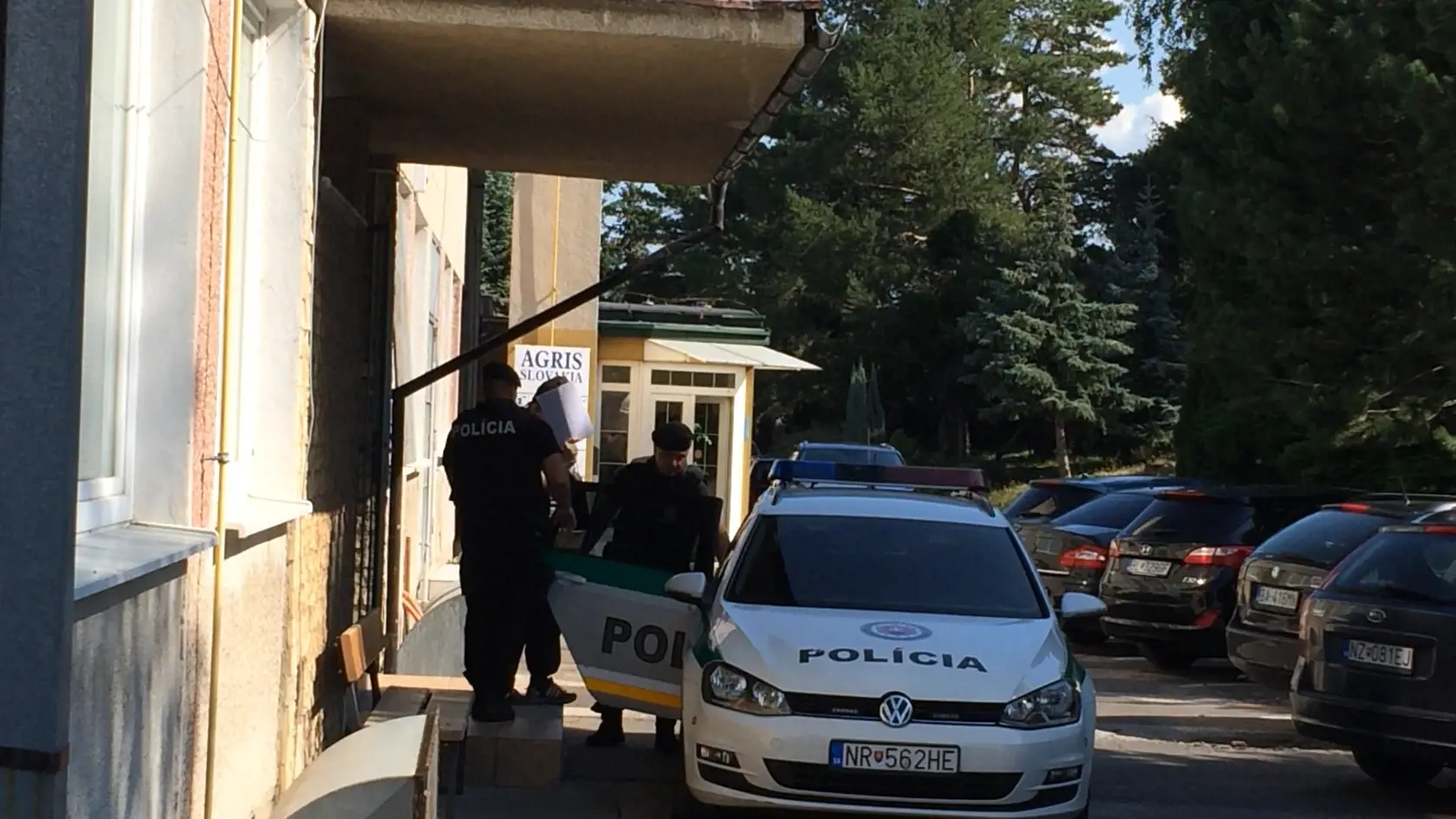 Alena Zsuzsová si pri odchode z vypočúvania zakrývala tvár papierom.
