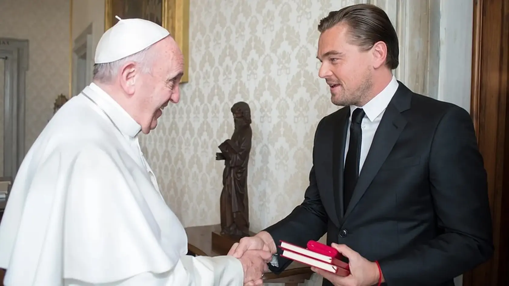 Americká herec a ekologický aktivista Leonardo DiCaprio ocenil pápežovu „neochvejnú oddanosť o starostlivosť o životné prostredie“.
