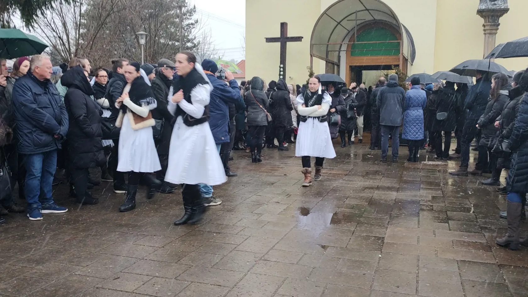 Členovia folklórnych súborov, tanečnice, muzikanti z celého Slovenska sa prišli rozlúčiť s nadaným huslistom Jánom.