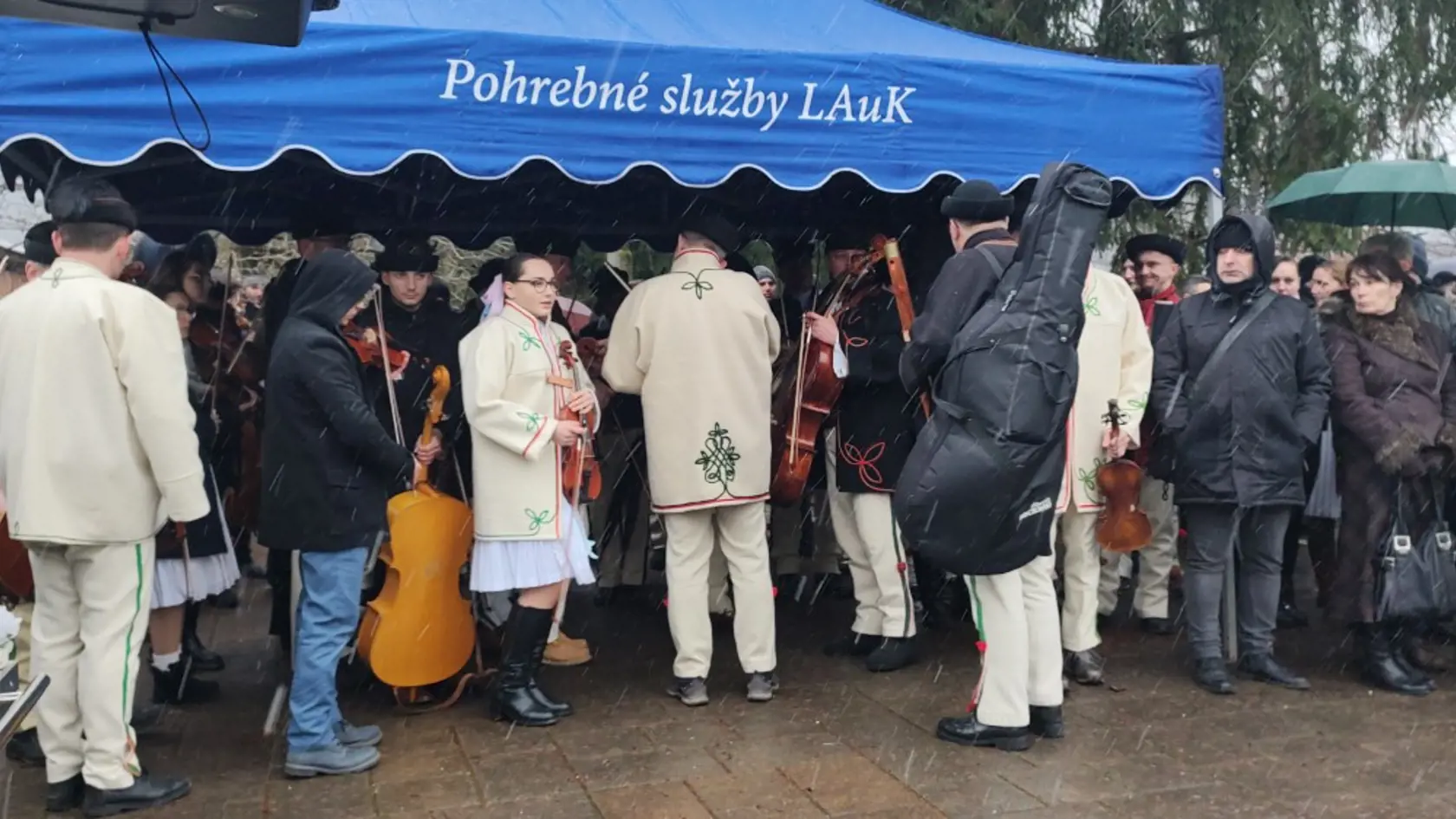 Na pohreb prišlo množstvo folklórnych súborov z celého Slovenska.