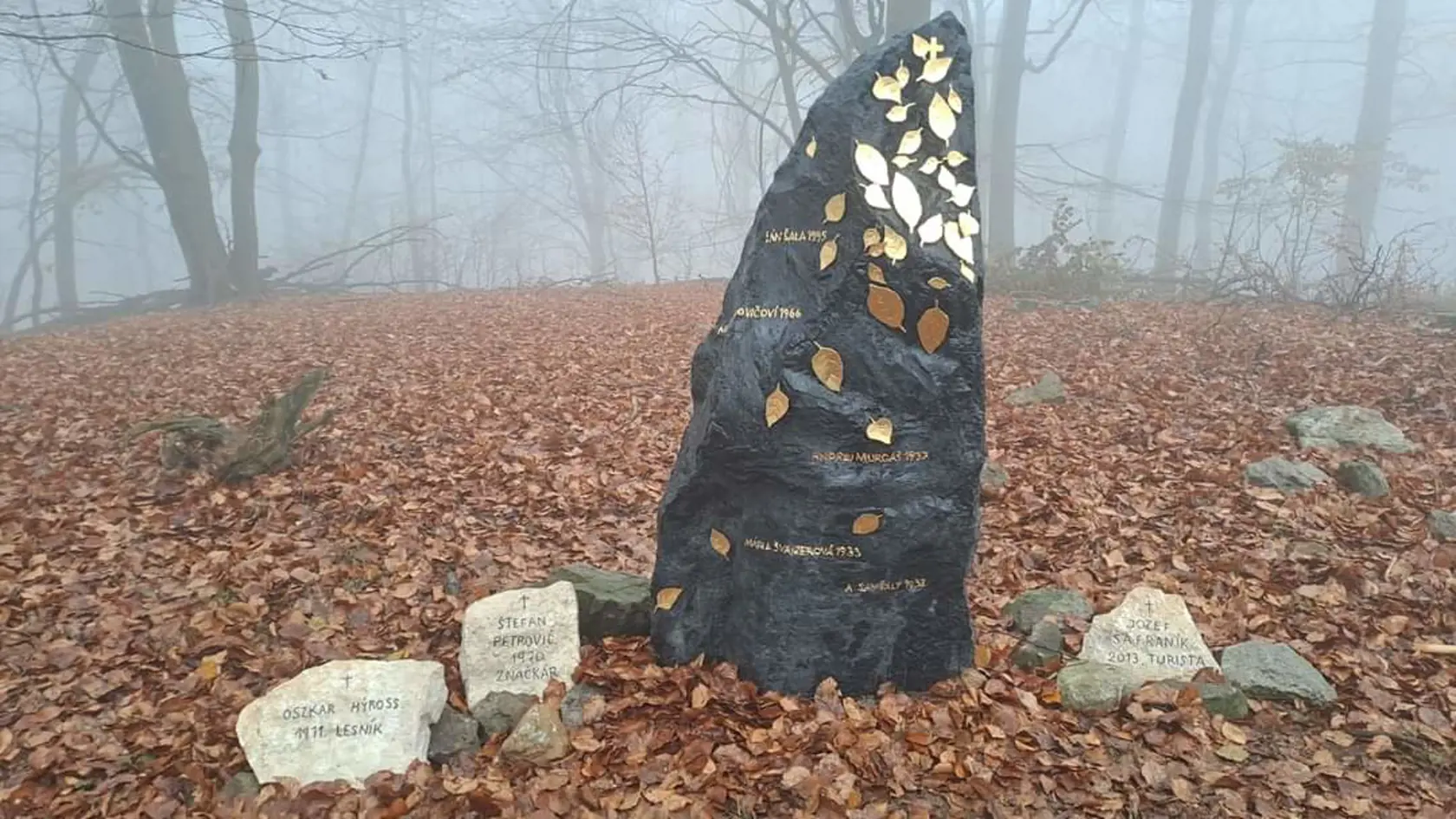 Pamätník zdobia zlaté listy a mená navždy stratených ľudí.