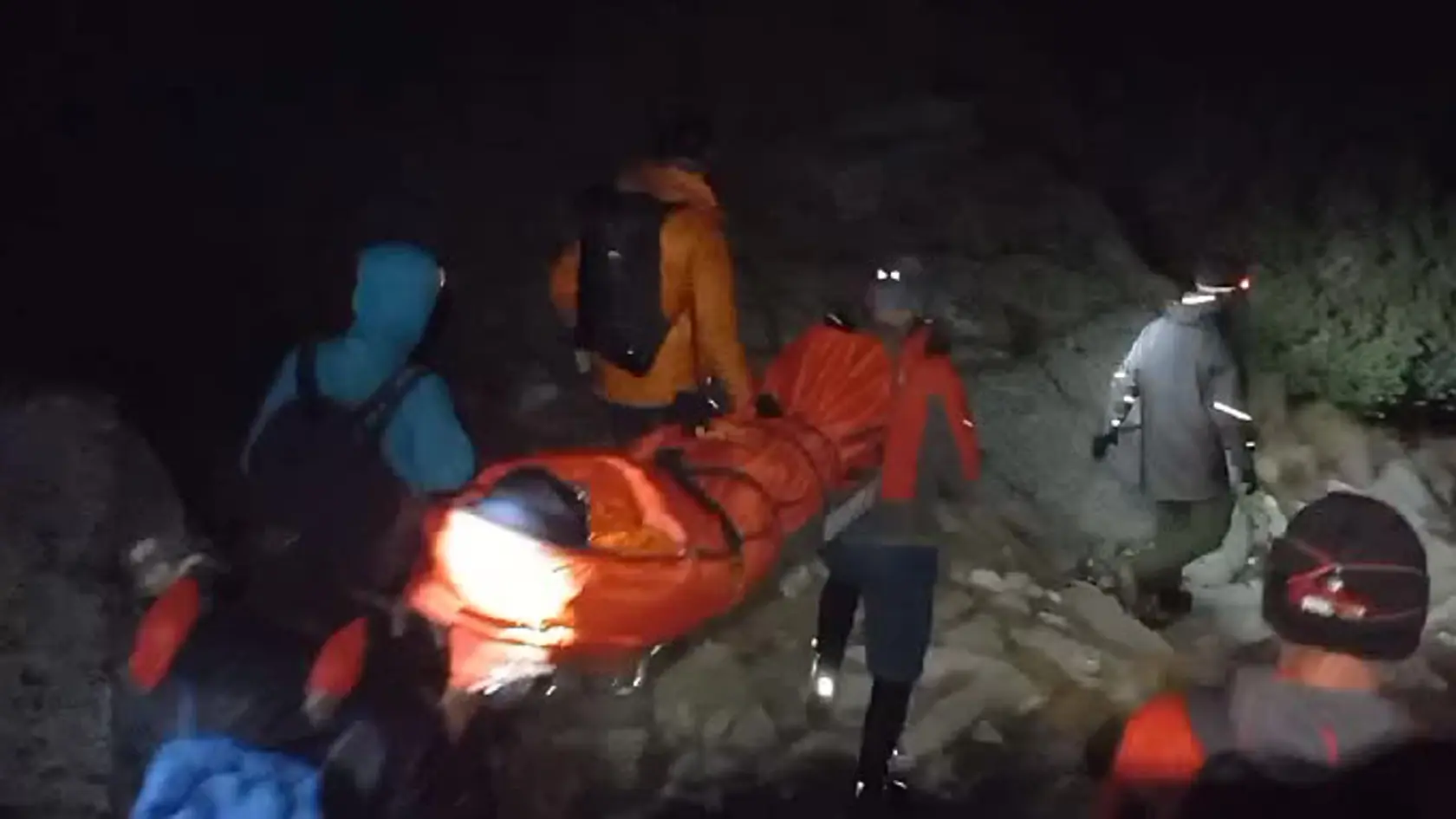Horskí záchranári pomáhali v sobotu (12. 10.) večer 17-ročnému turistovi vo Vysokých Tatrách, ktorý pociťoval nevoľnosť. Pomoc privolal jeho brat prostredníctvom tiesňovej linky.