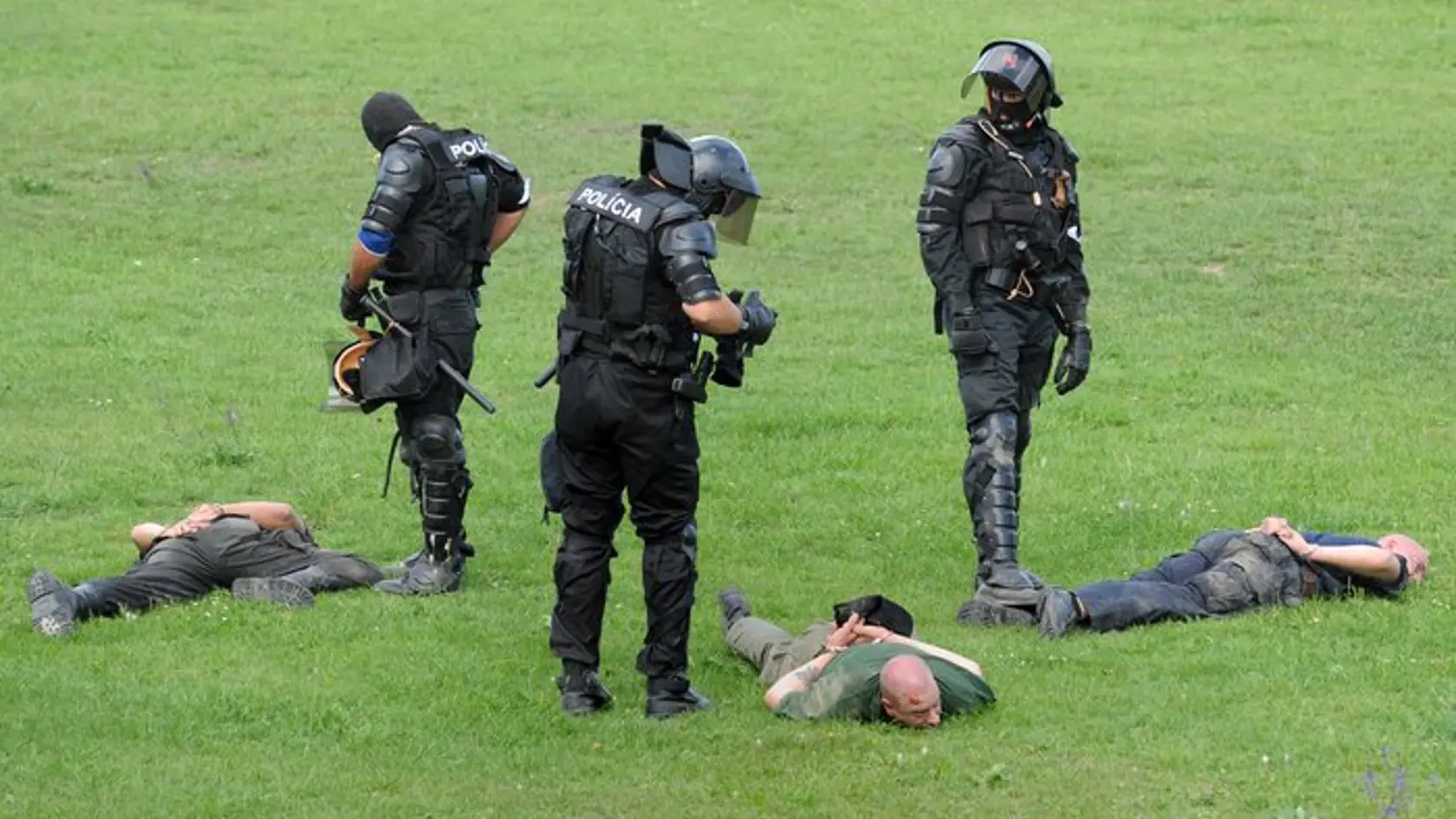 V sobotu 8. augusta 2009 krátko pred 14.30 h privítalo Kotlebu asi 200 ľudí na plánovanom protestnom zhromaždení. Niektorí nedopadli dobre.