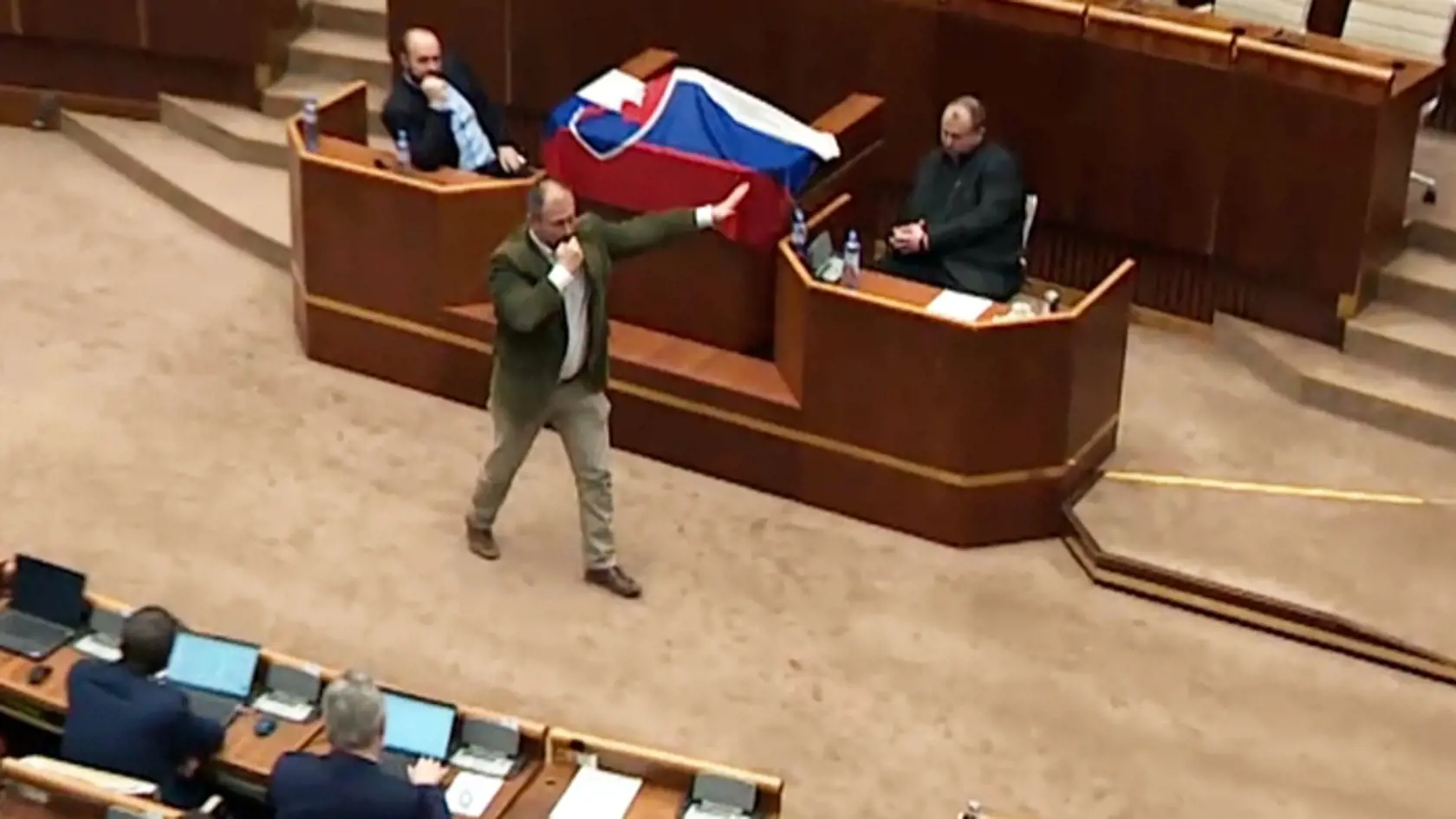 Šéf ĽSNS Marian Kotleba ukázal v parlamente ďalšie gesto.